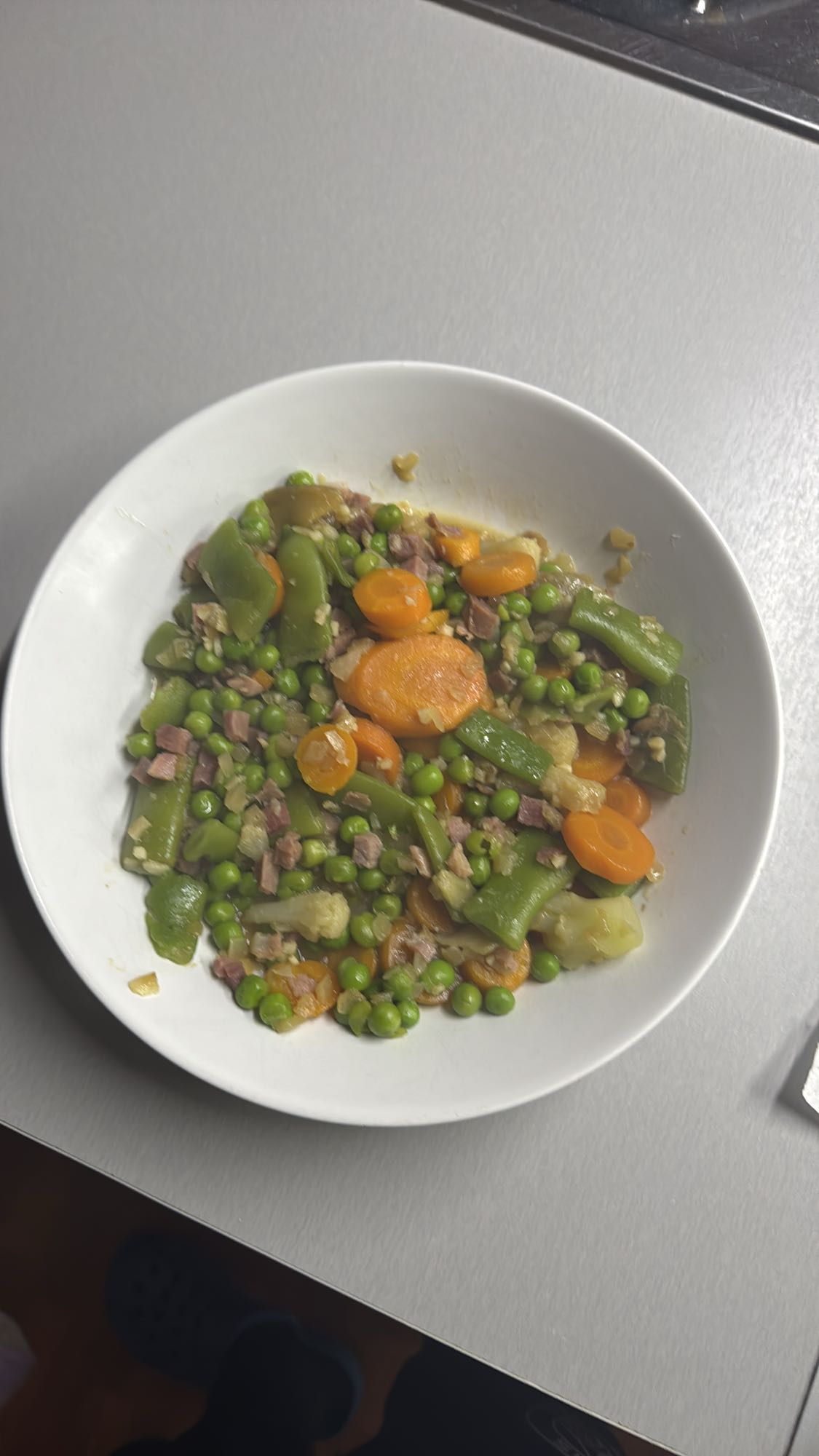 Menestra de verduras con jamón serrano