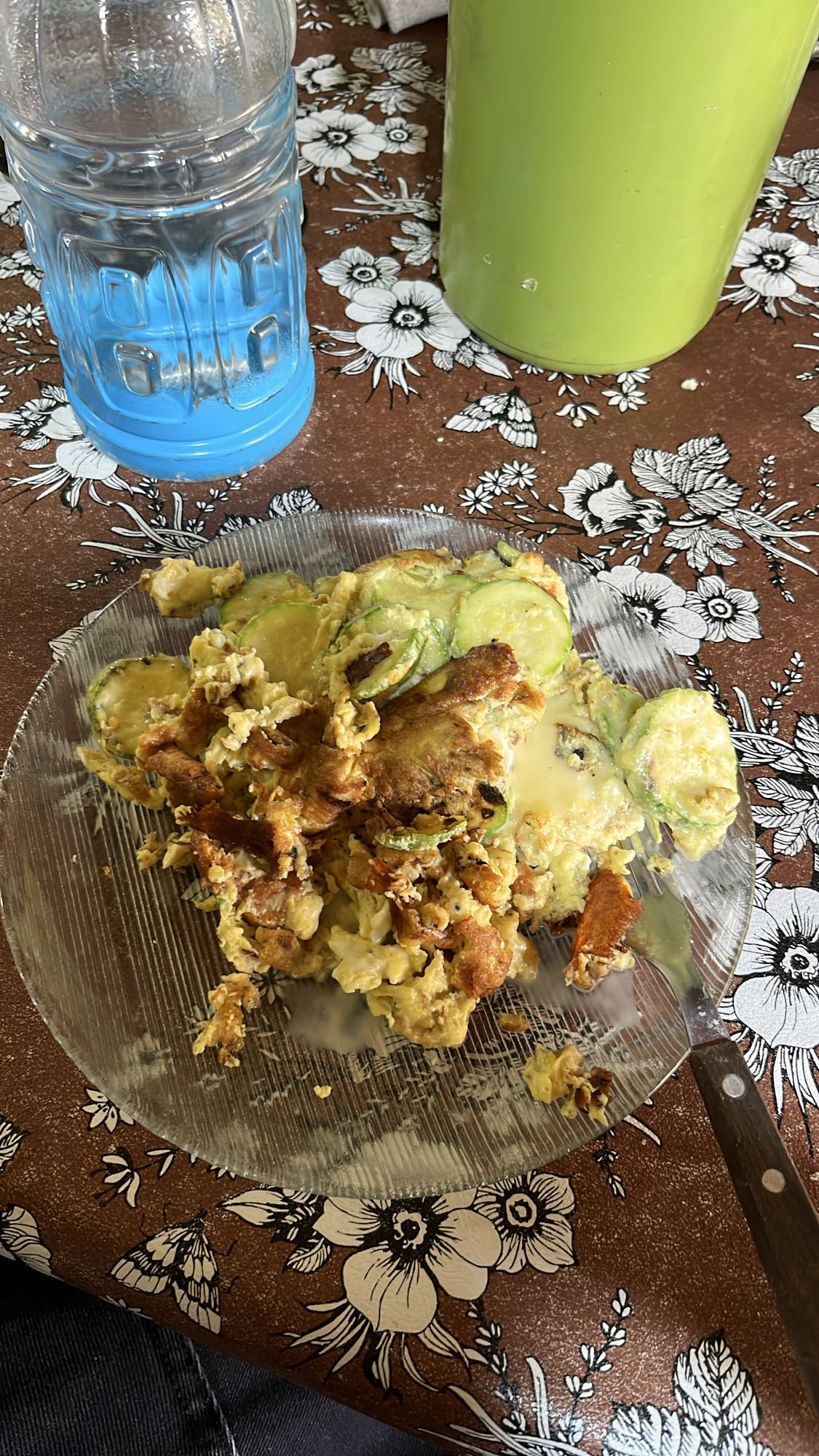 Tortilla de calabacín con queso y condimentos