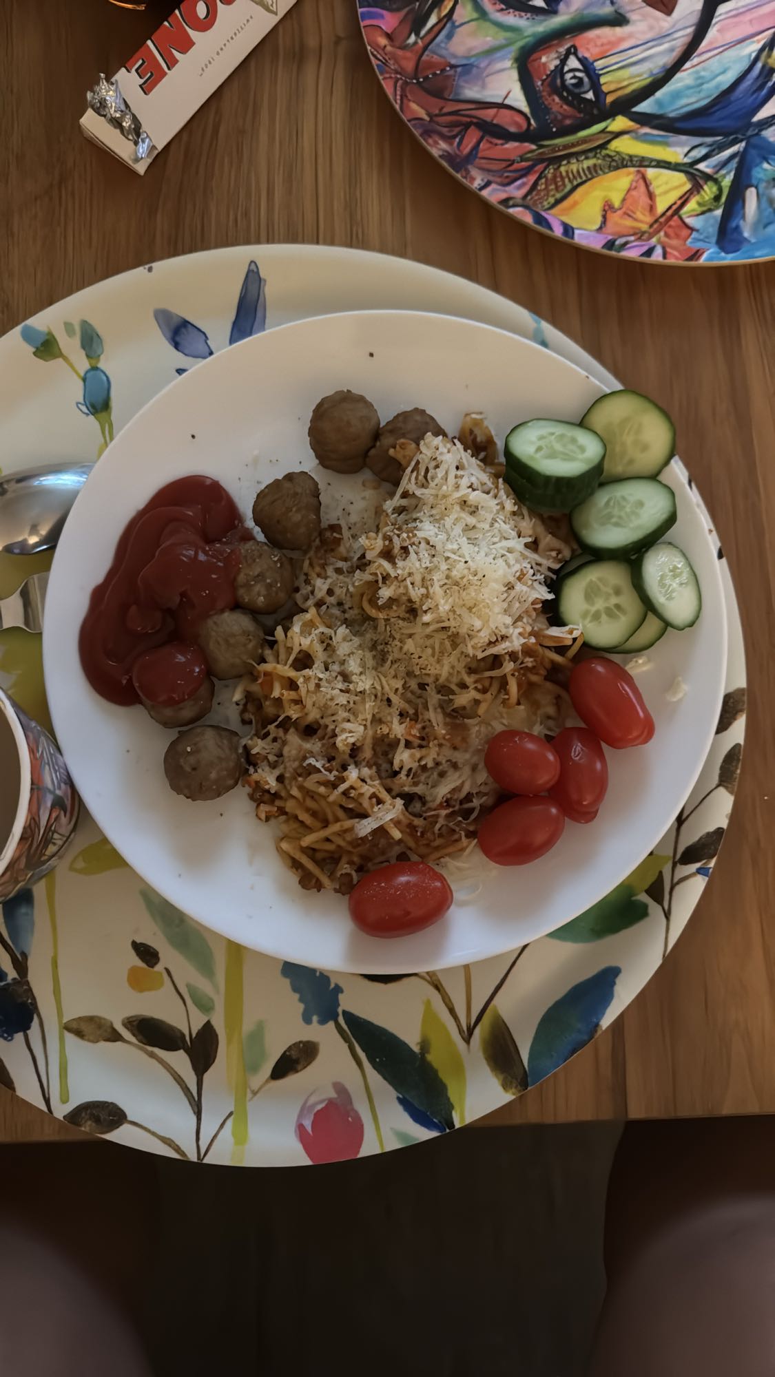 Köttbullar med pasta och grönsaker