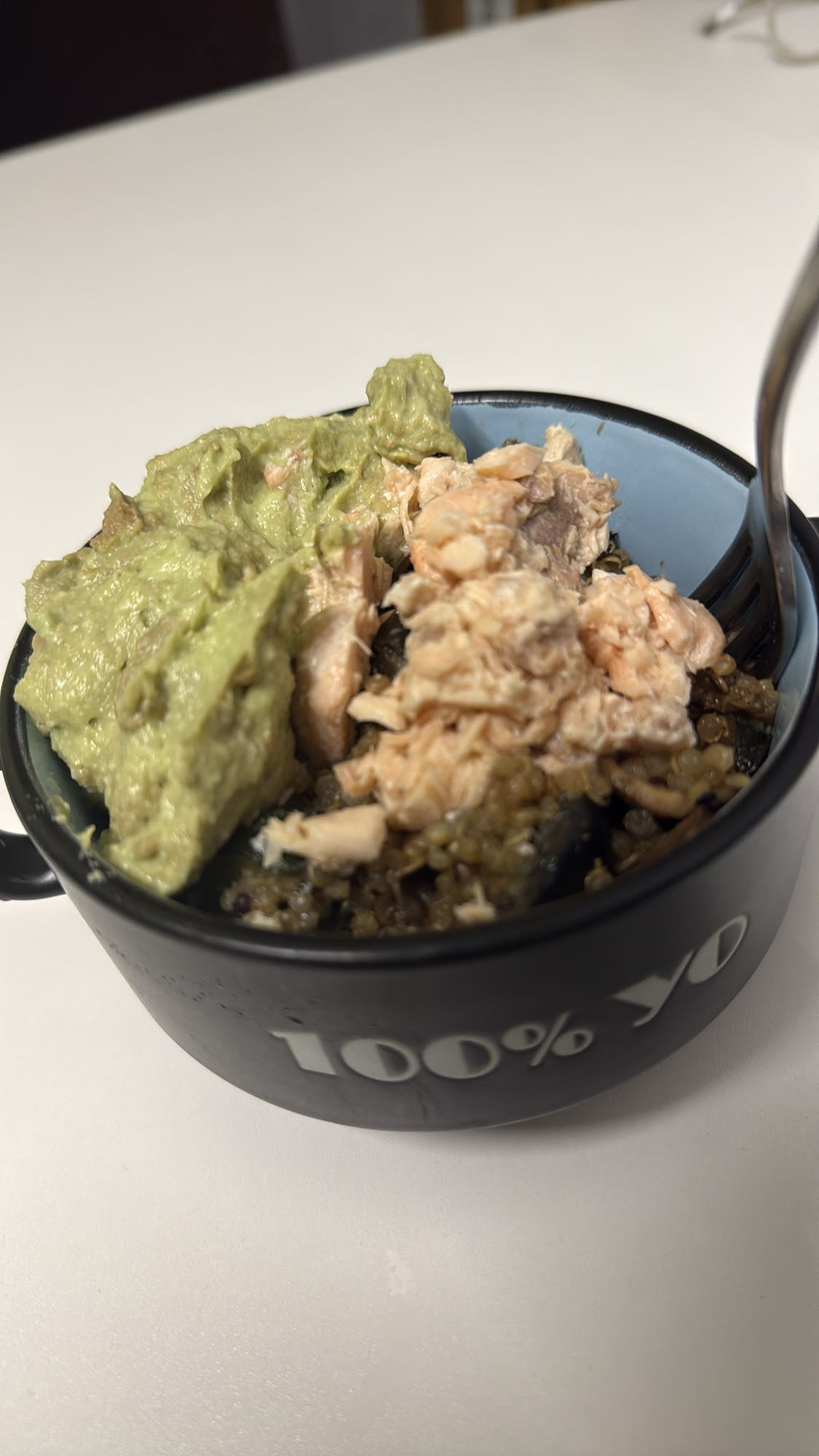bol de salmón, quinoa y aguacate