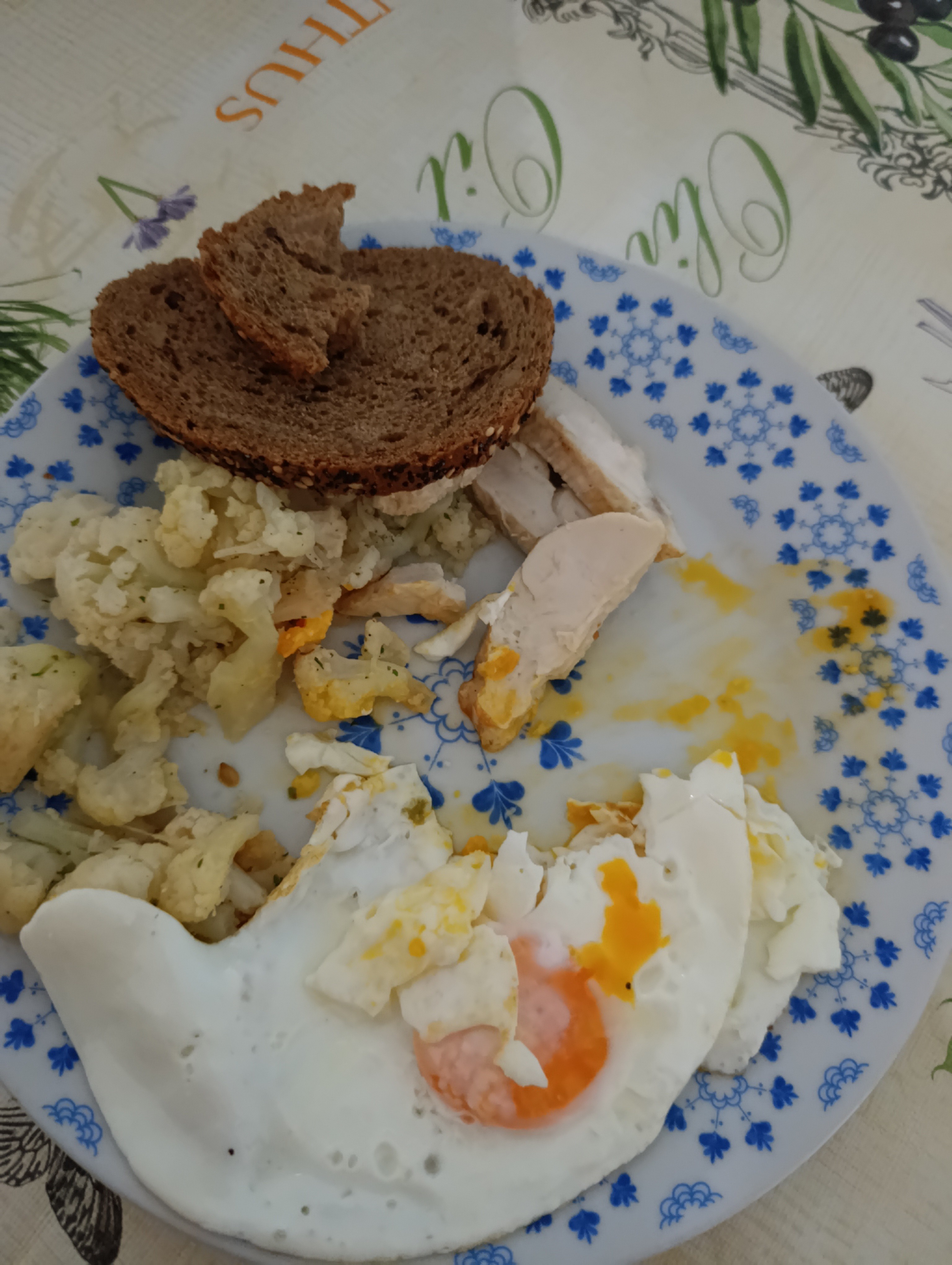 Desayuno con huevo y pollo