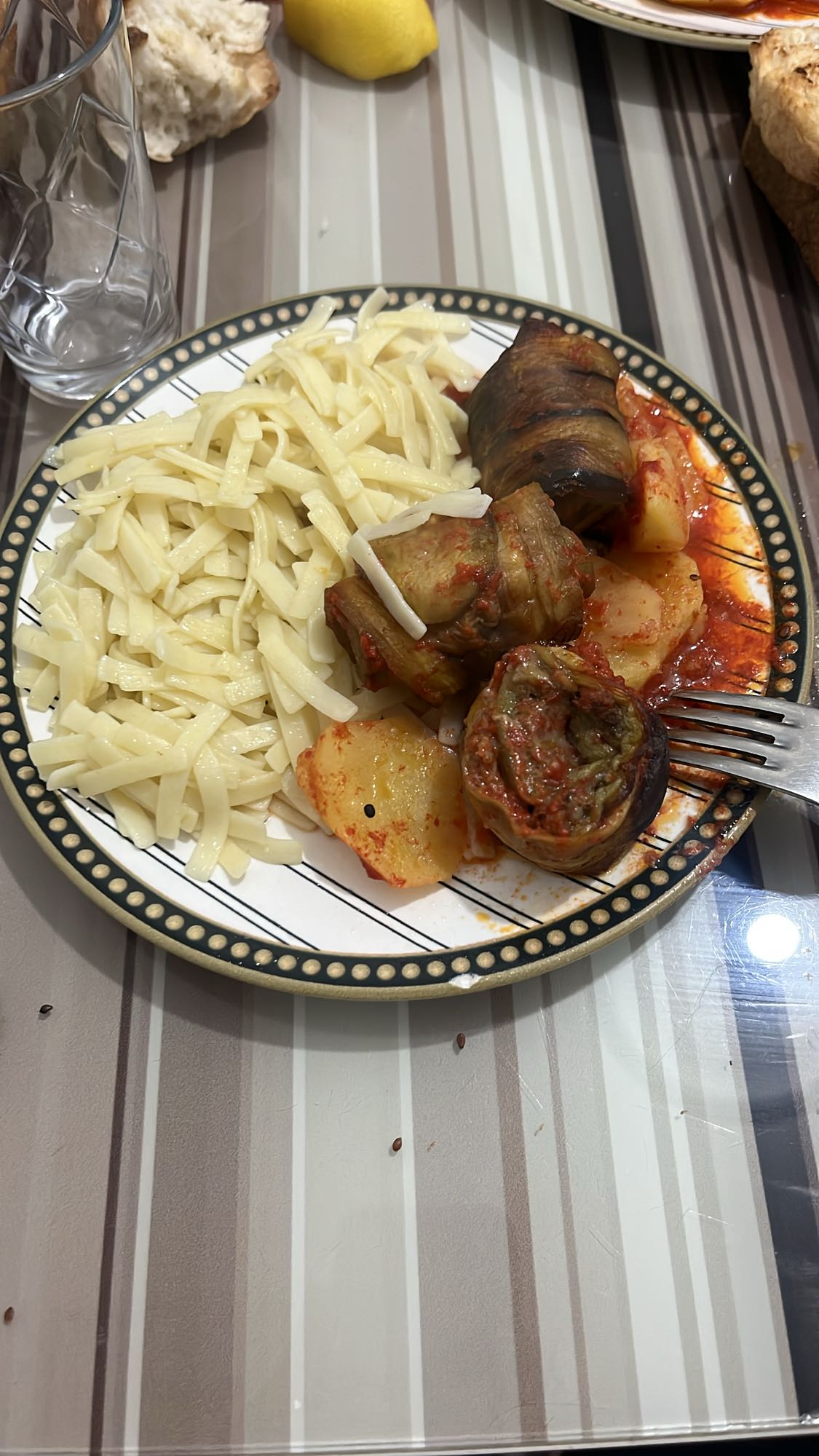 Patlıcan sarma ve erişte