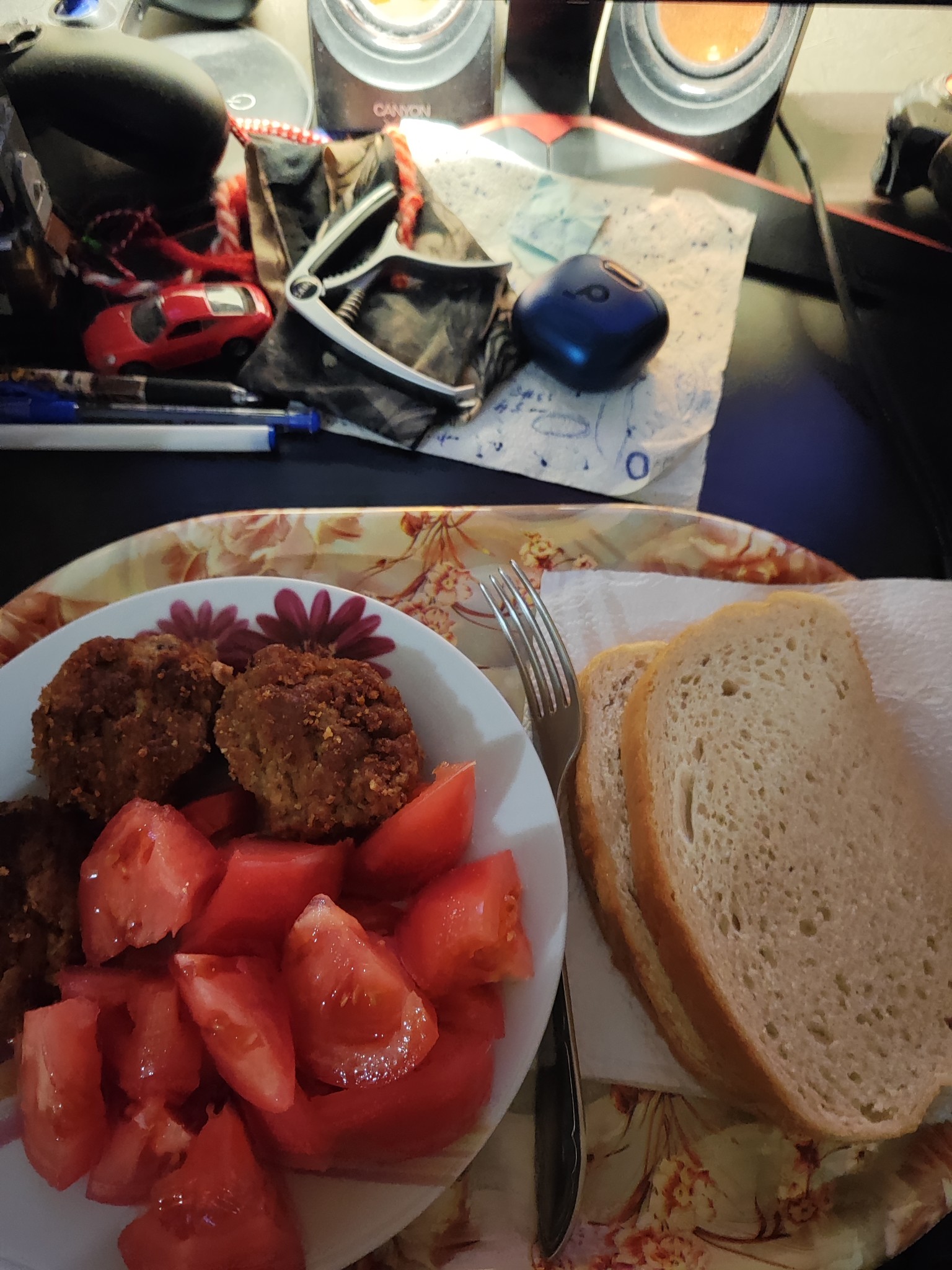 Falafel, tomato, bread
