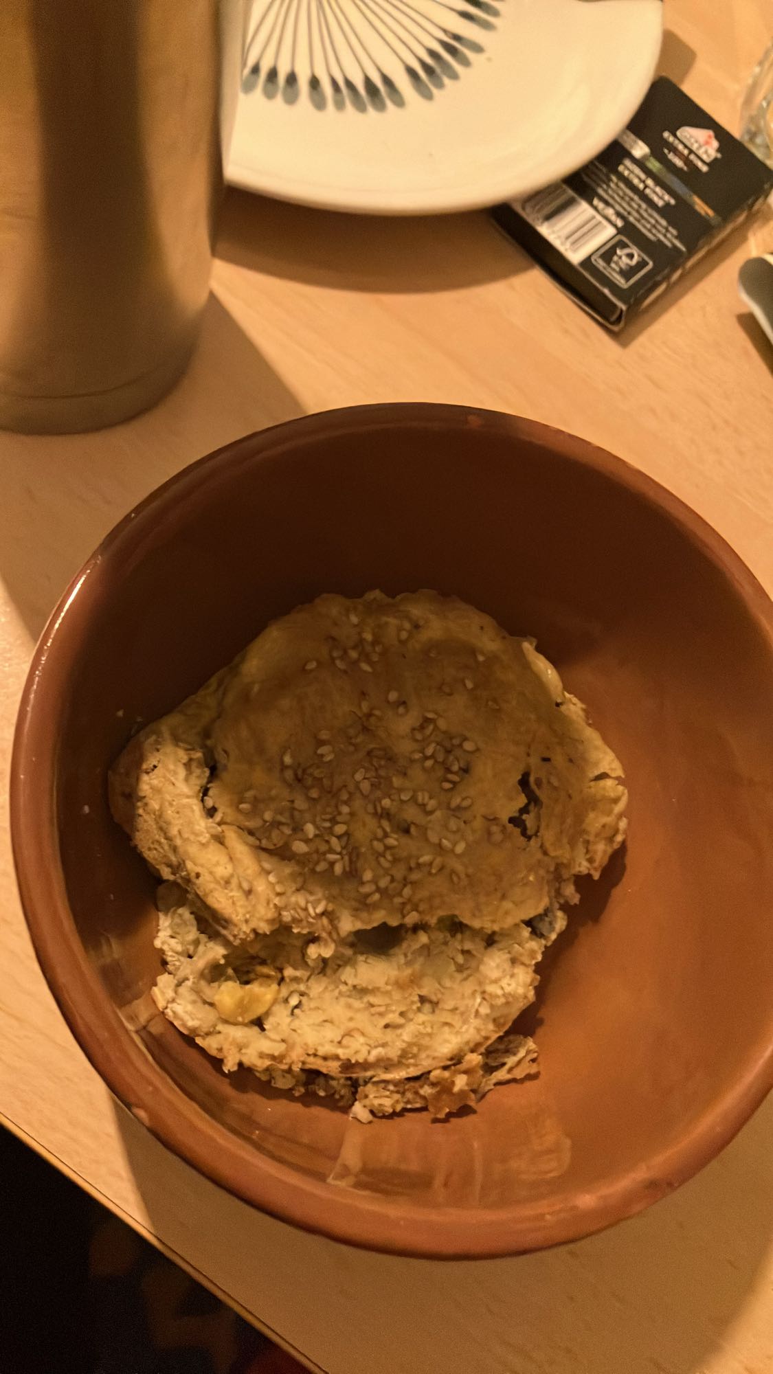 Torta de massa de grão de bico com recheio de peito de frango desfiado, milho e tomate