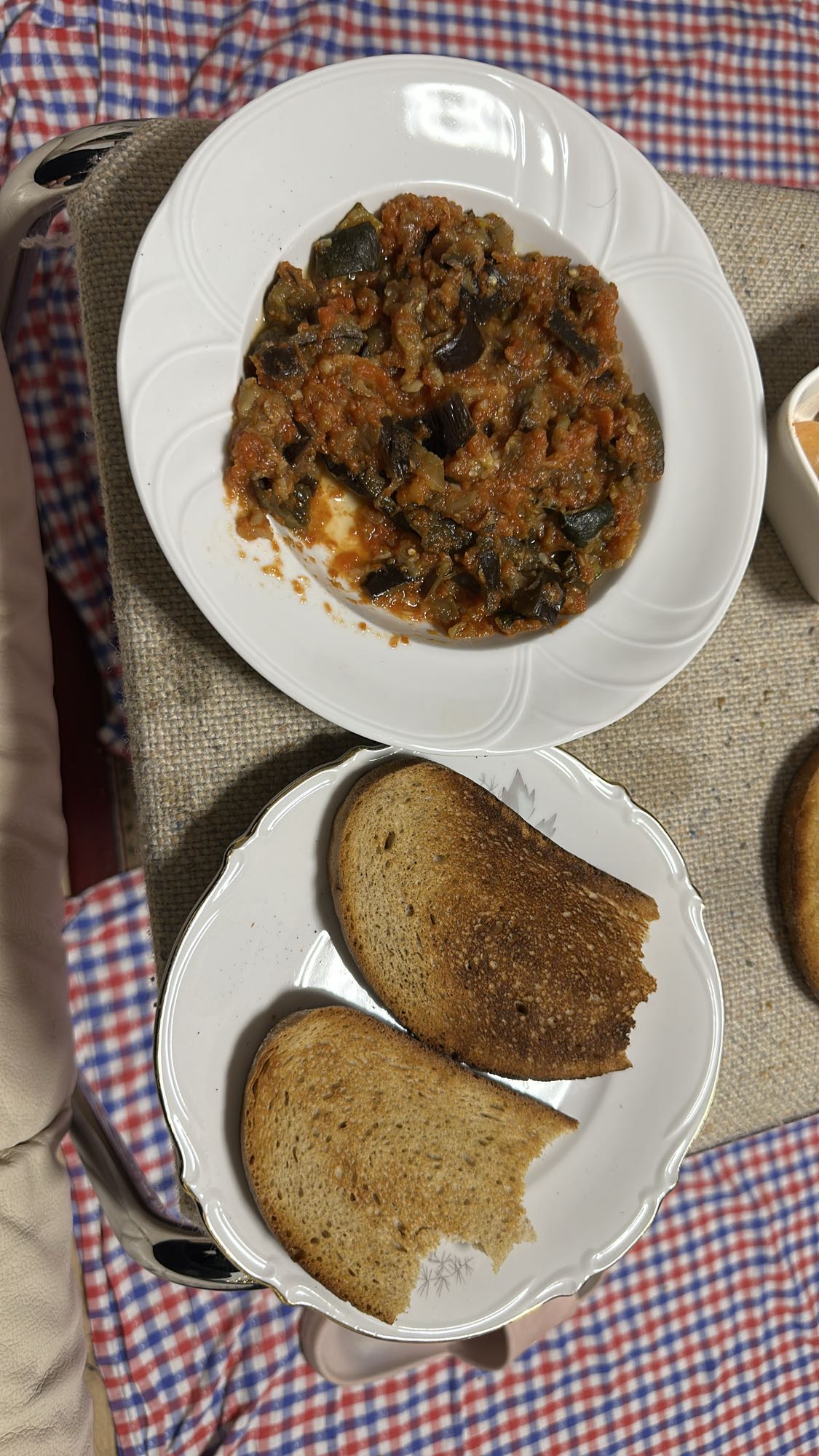 Auberginen-Tomaten-Gemüse mit Toast