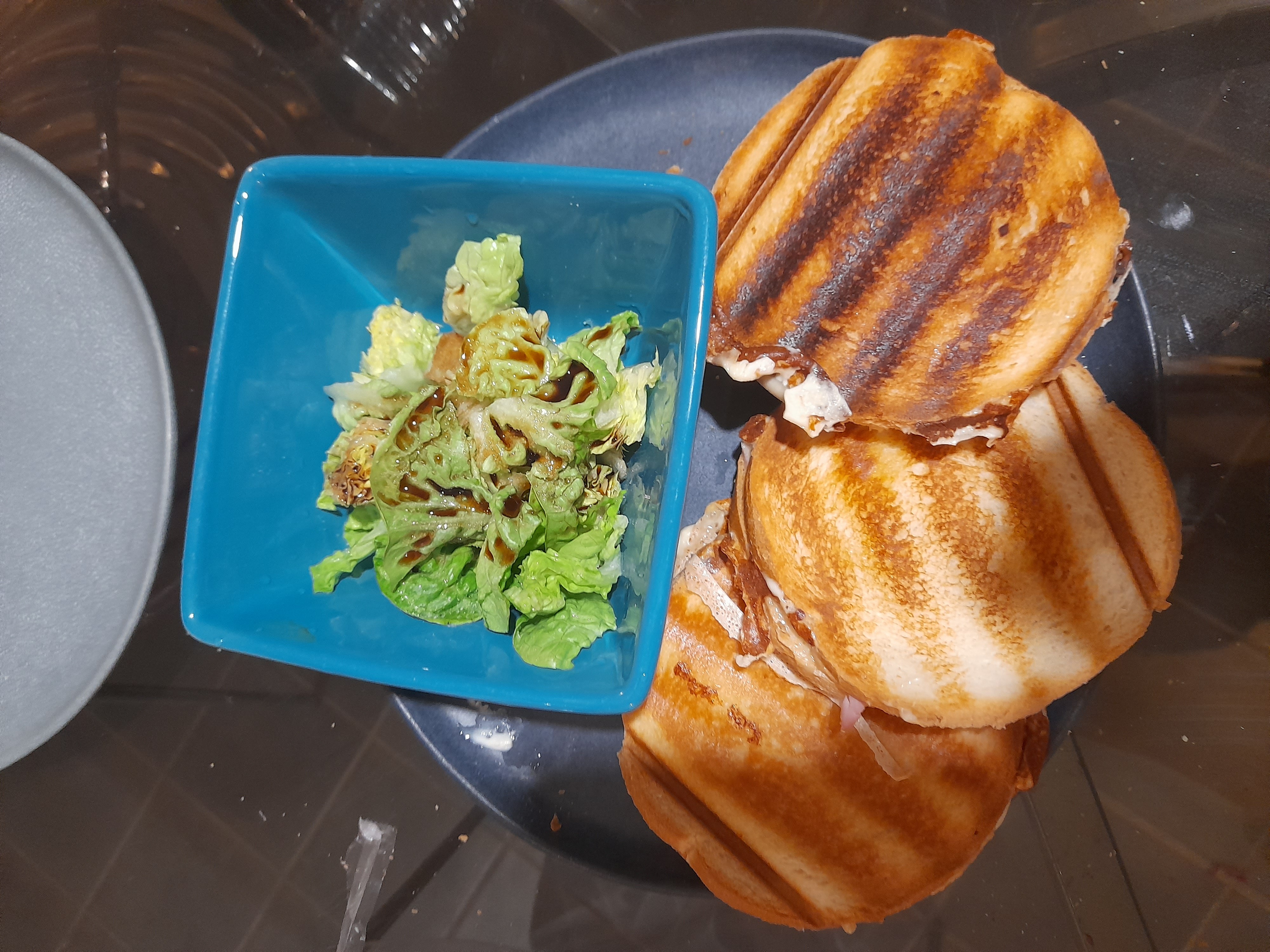 Paninis et salade verte