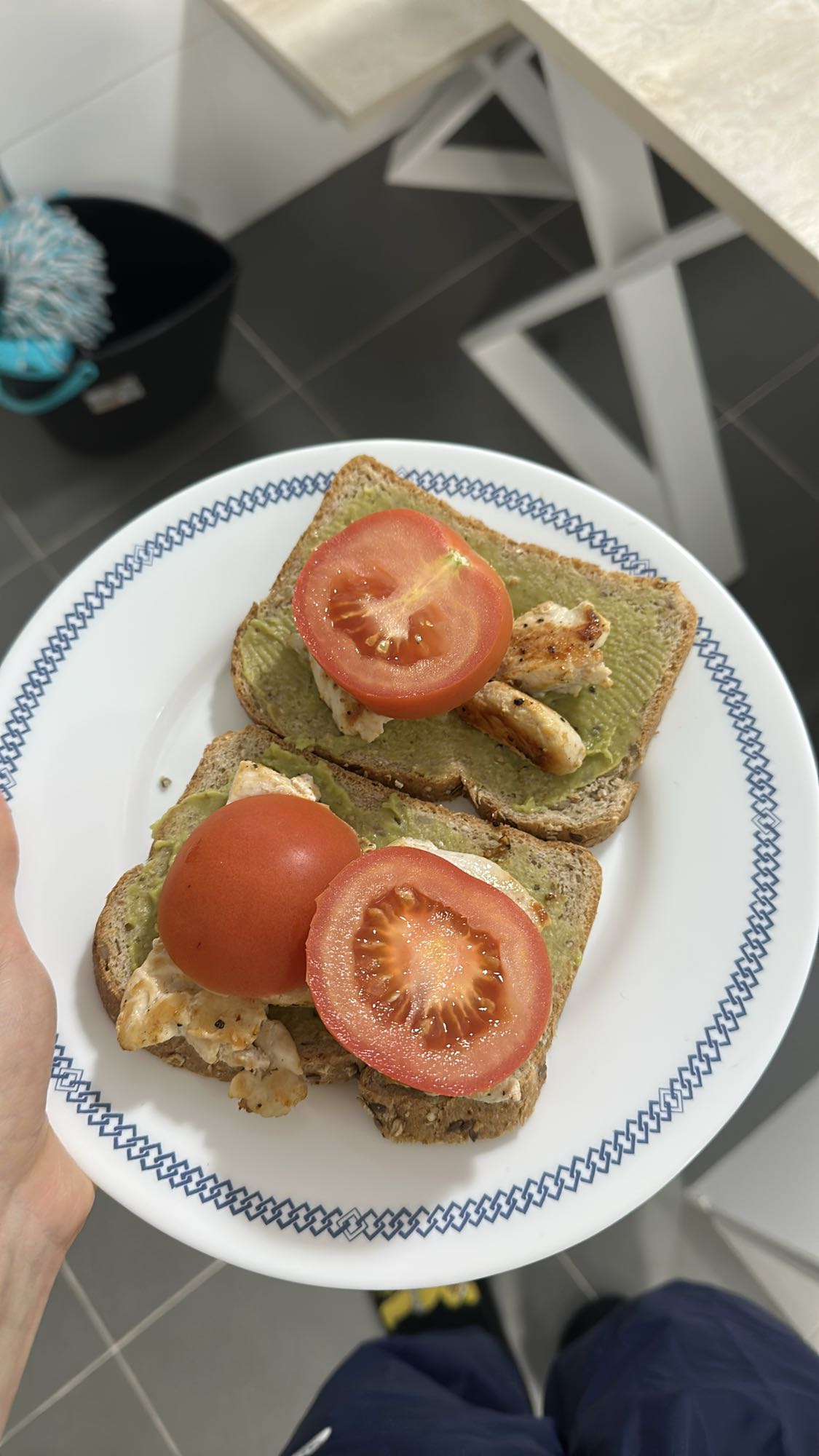 Tostadas de pollo, aguacate y tomate
