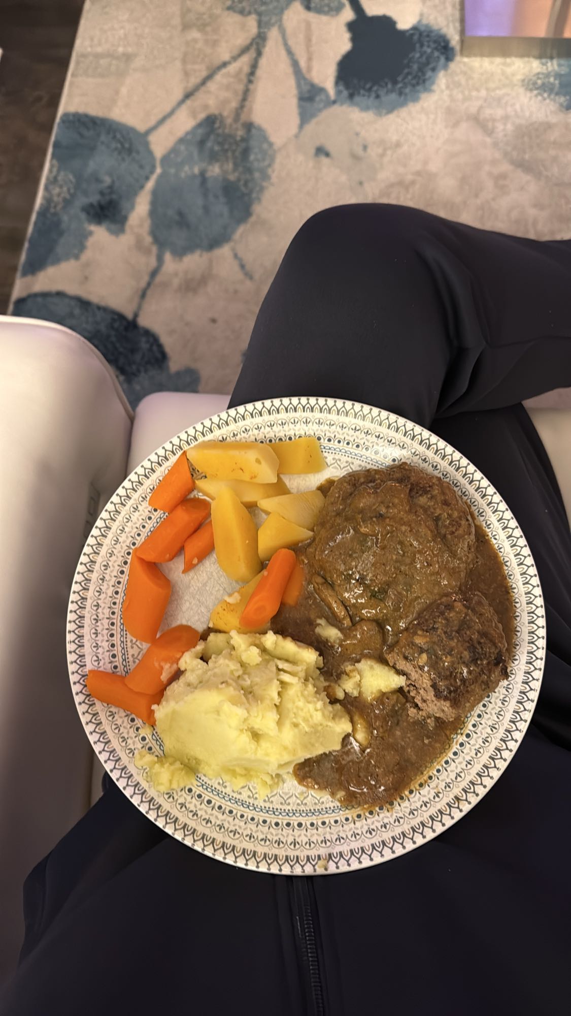 Boulettes sauce, purée, légumes