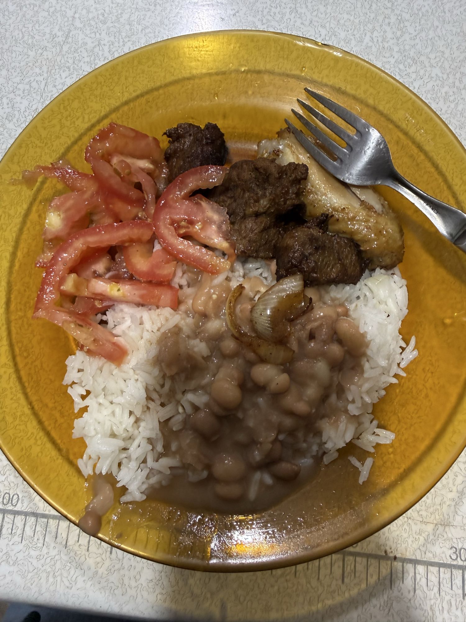 Arroz, feijão, carne e tomate