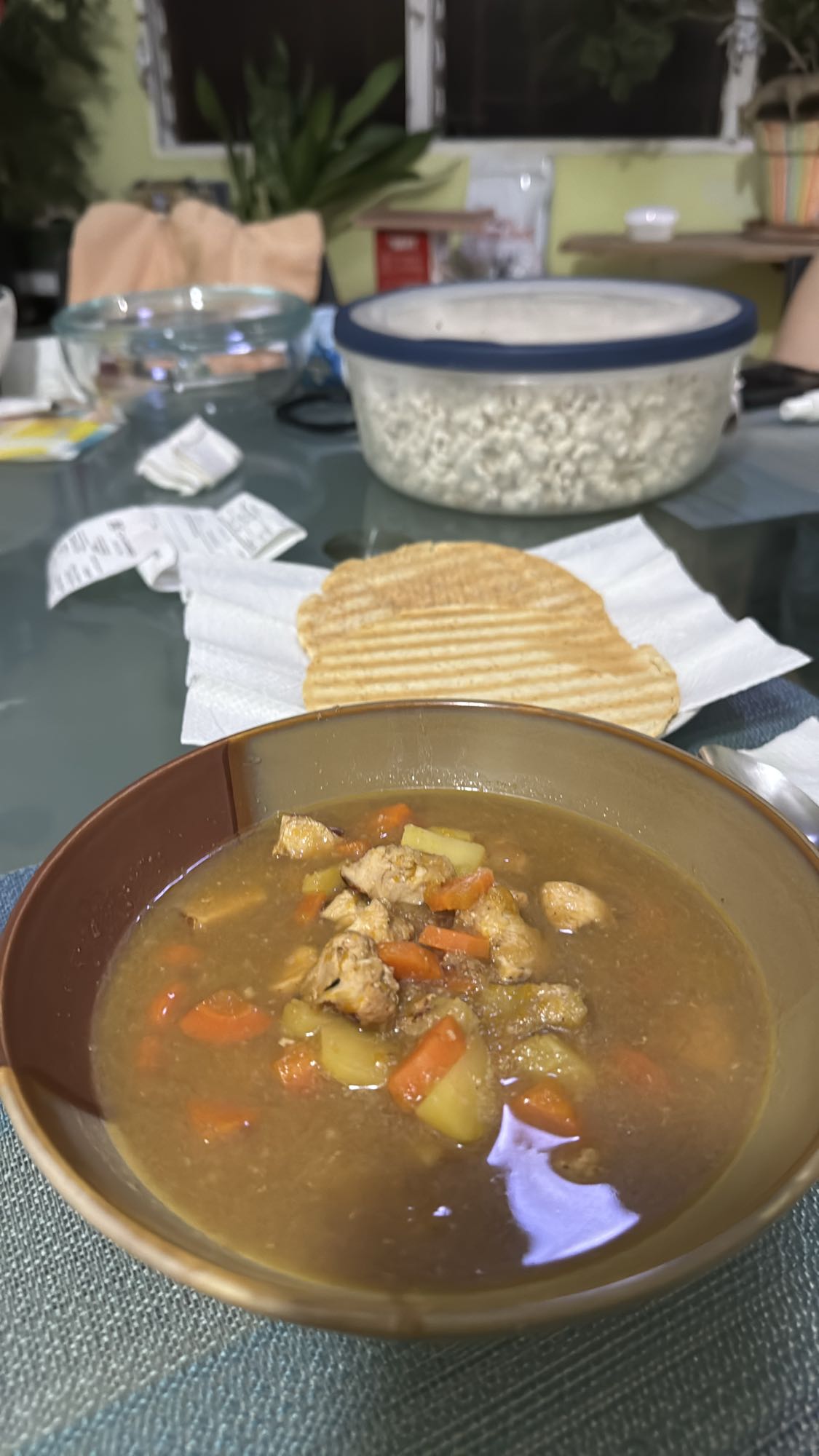 Caldo de pollo con verduras y tortillas