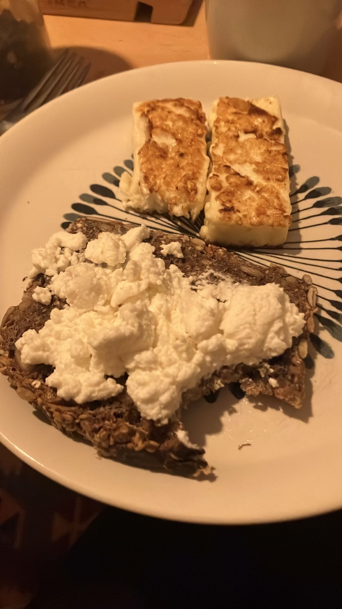 Pão integral com queijos