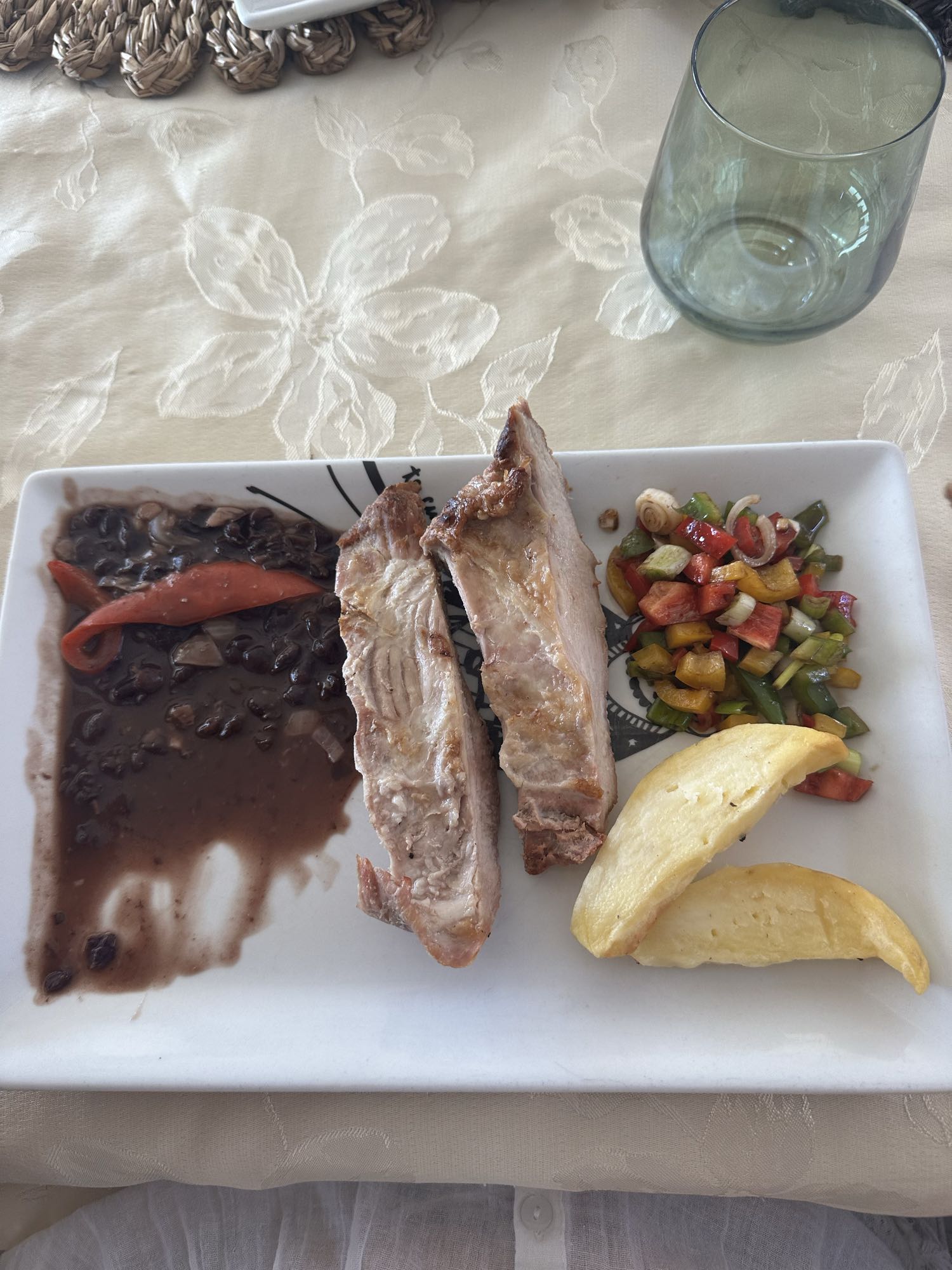 Costillas con frijoles y papas