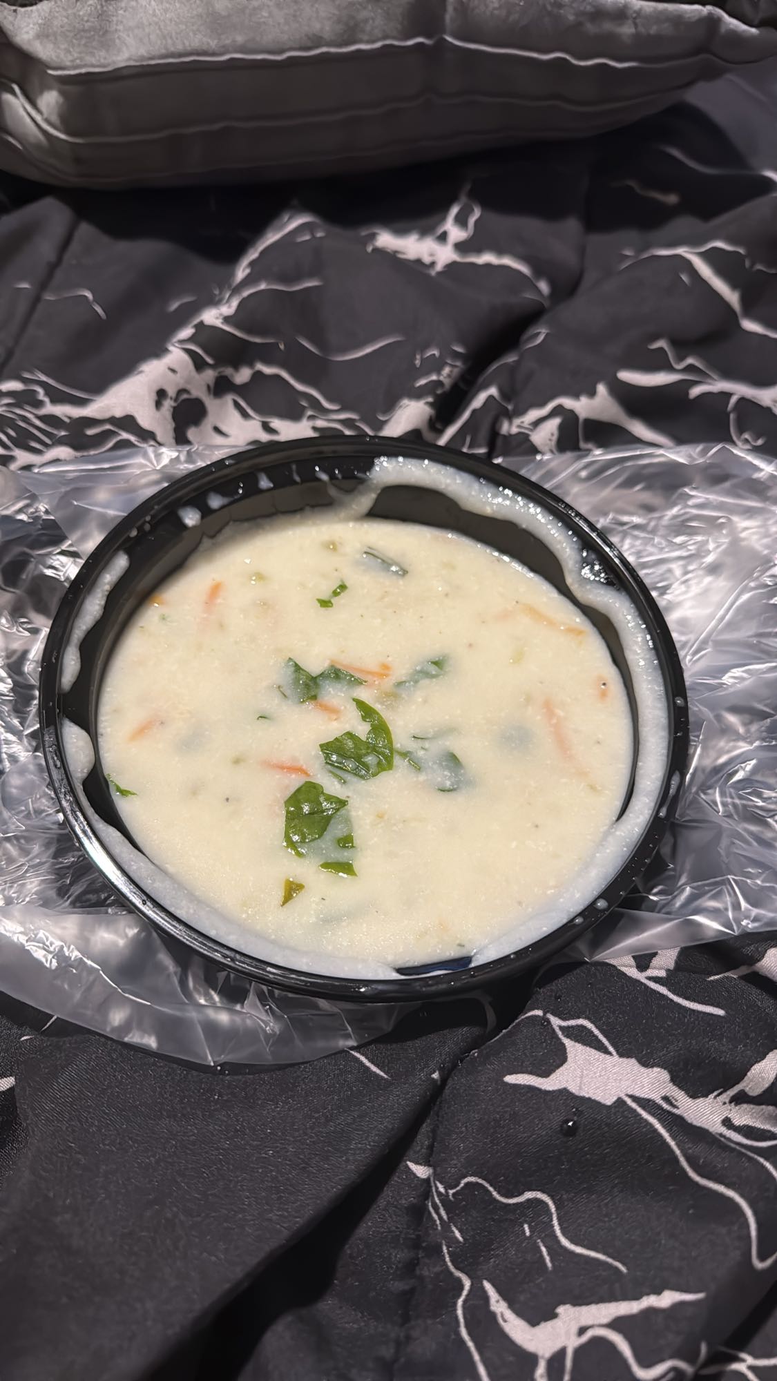 sopa cremosa de ñoquis y pollo