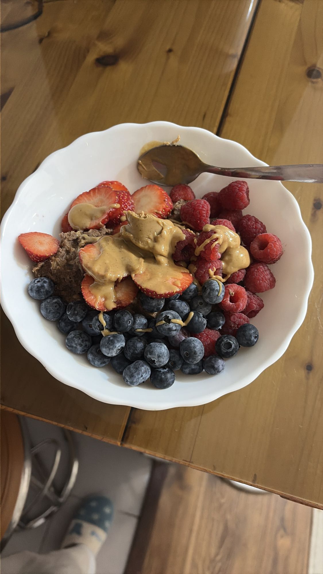 Terci de ovăz proteic cu fructe și unt de arahide