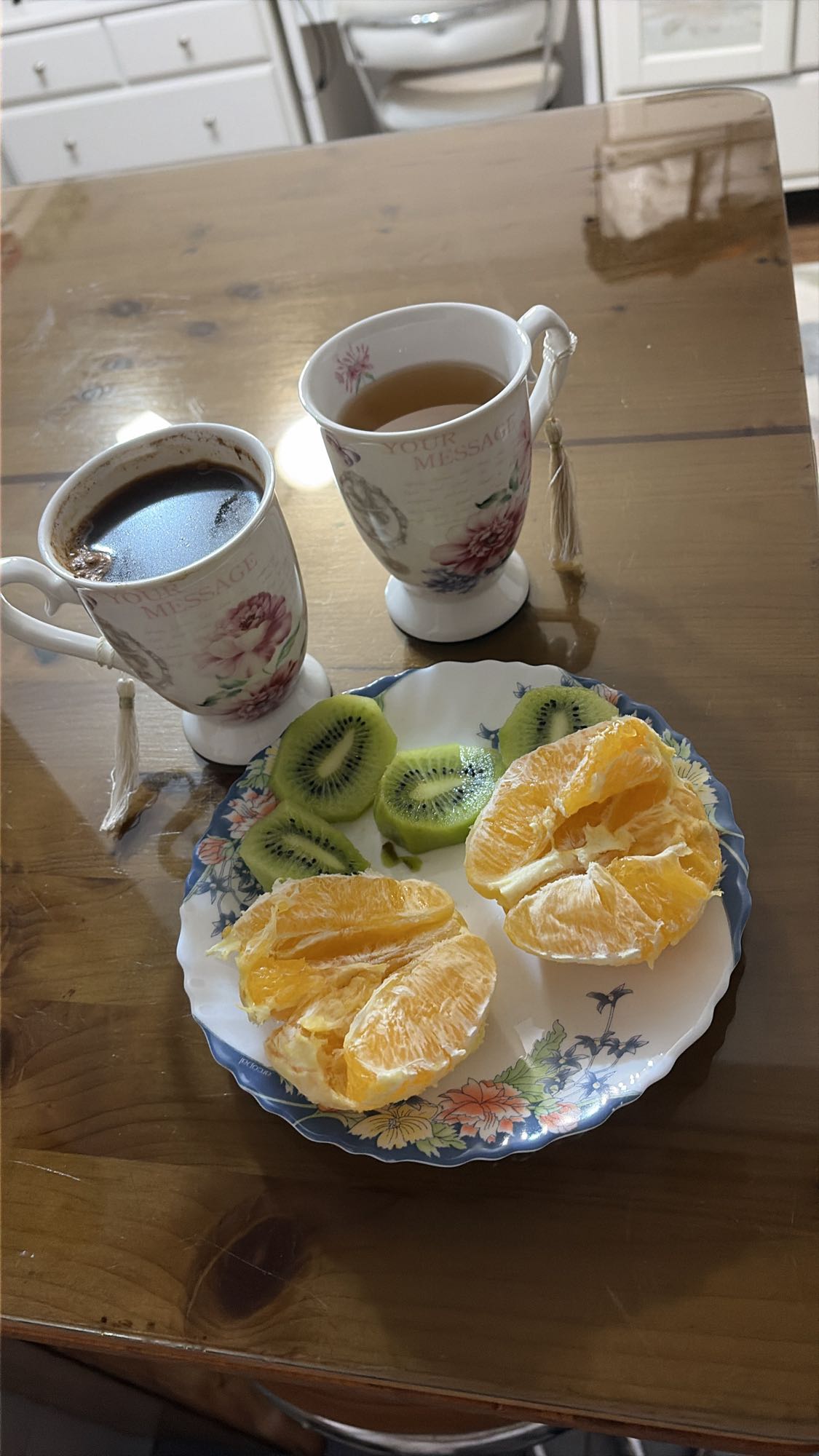 Gustare o portocală un kiwi , cafea simplă cu scorțișoară și ceai simplu cu puțină lămâie