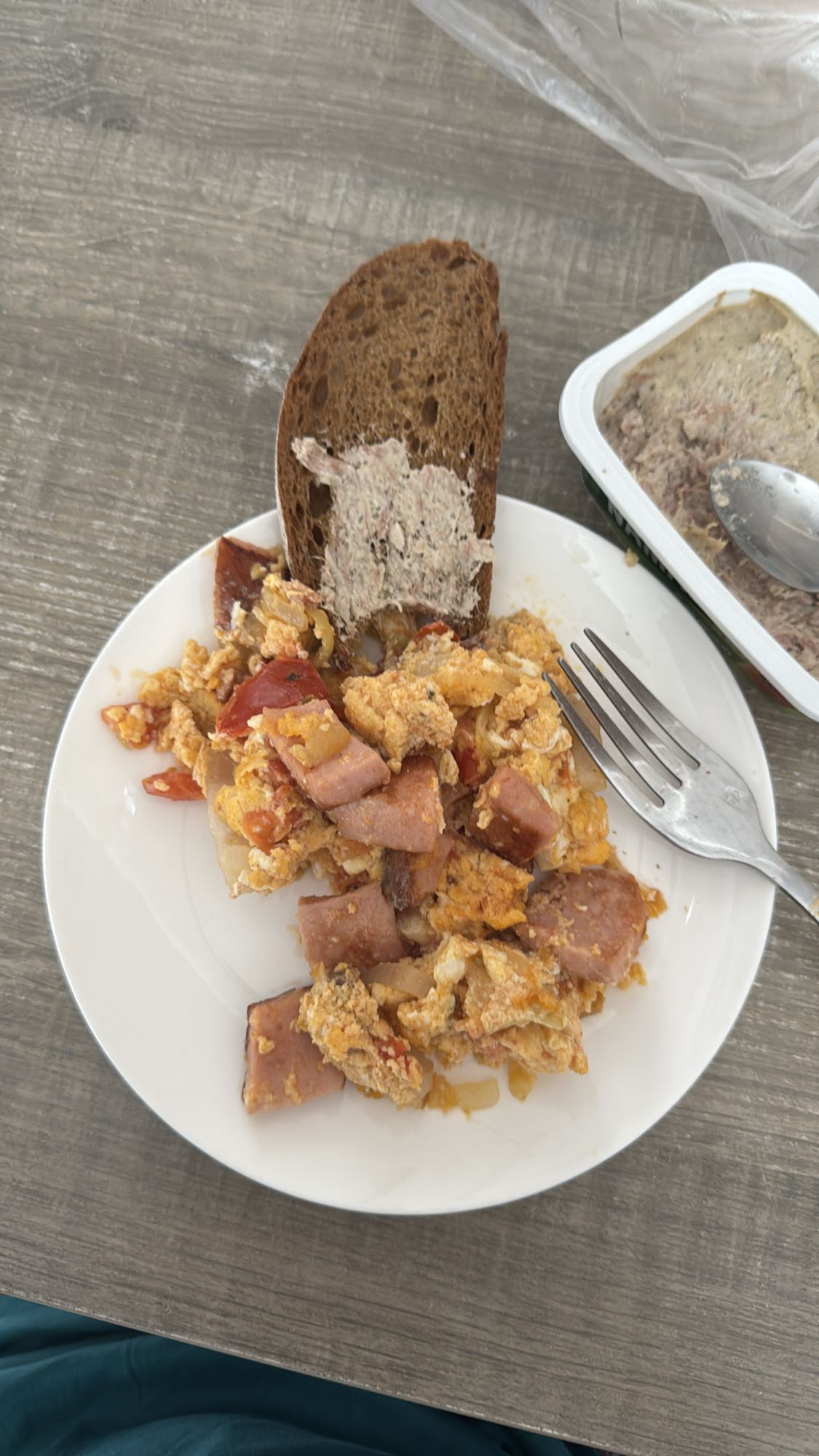 яичница с колбасой и хлебом