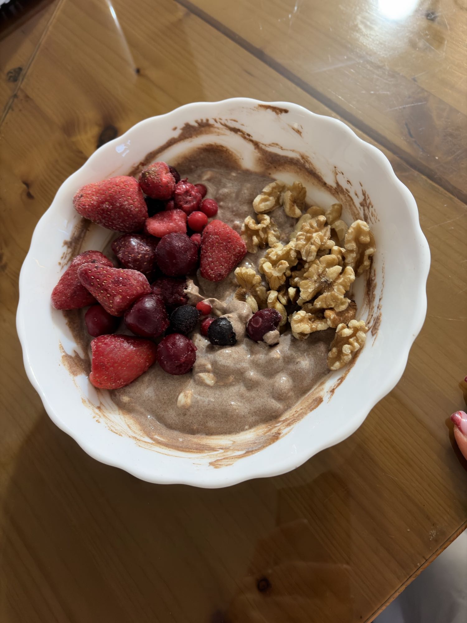 Brânză cottage cu iaurt, cacao, îndulcitor, fructe de pădure și nuci