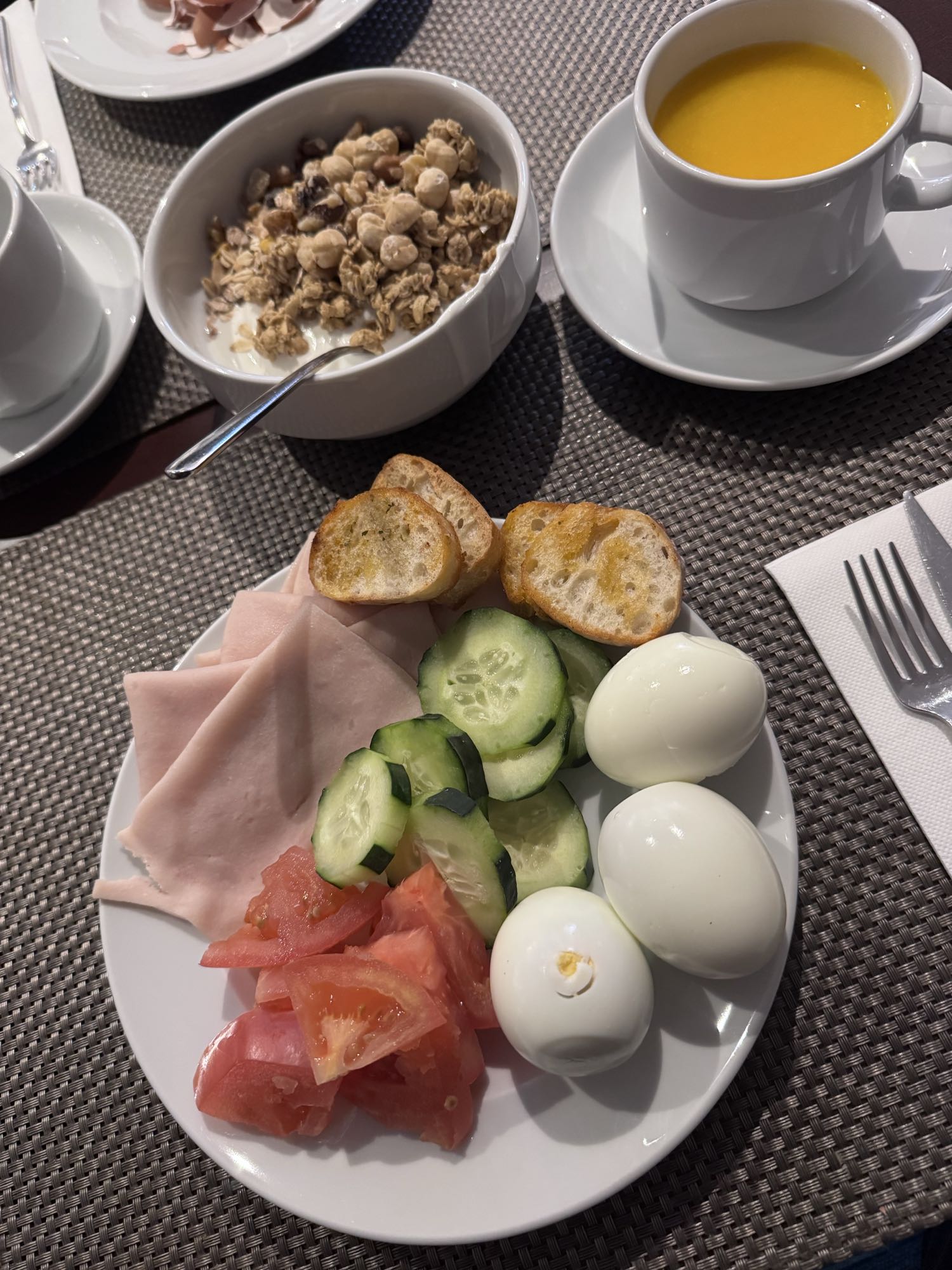 Kahvaltı tabağı ve müsli