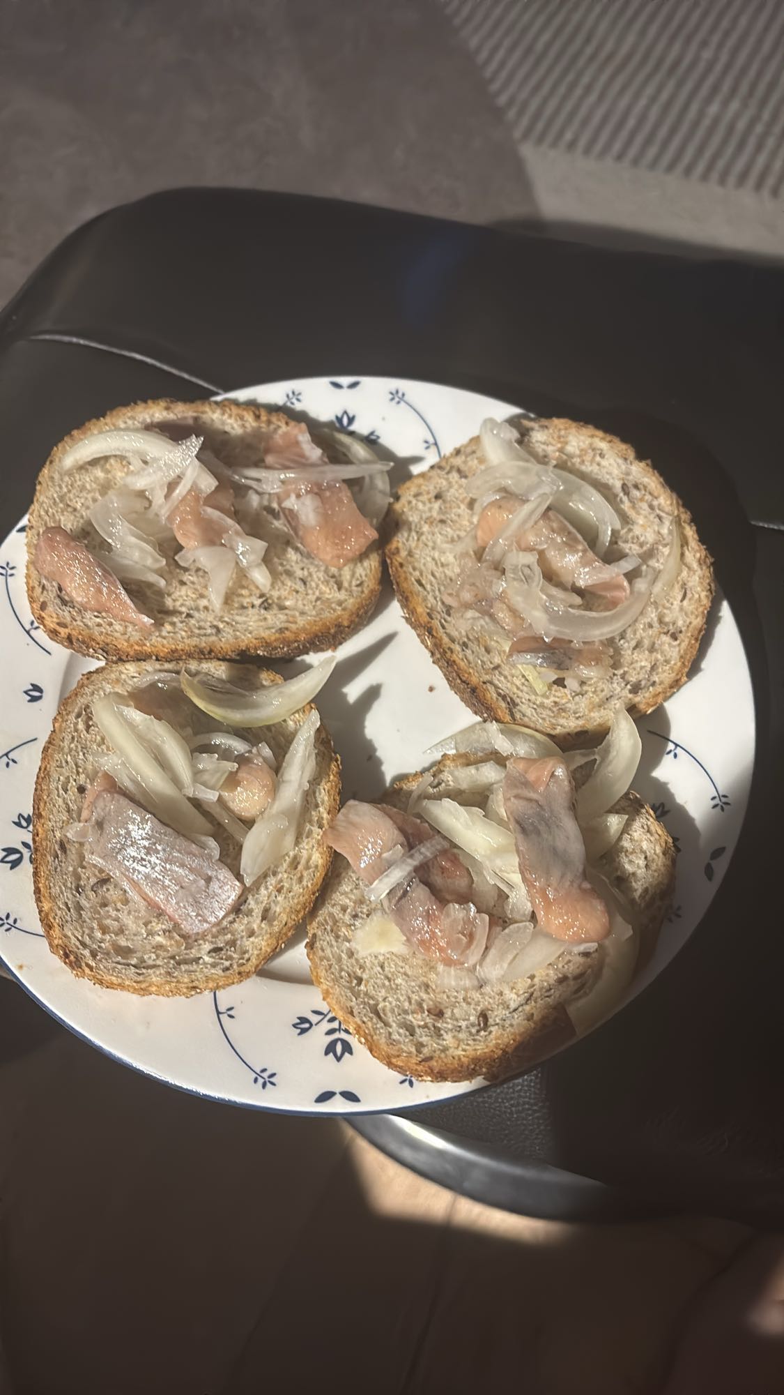 Sild og løk på brød