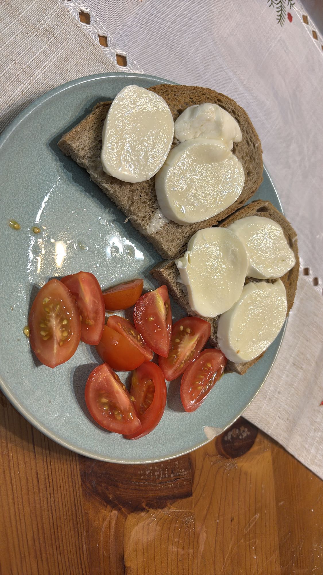 Mozzarellás szendvics paradicsommal