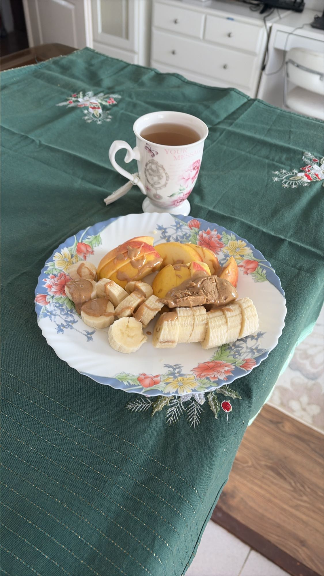 Fructe cu unt de arahide și ceai