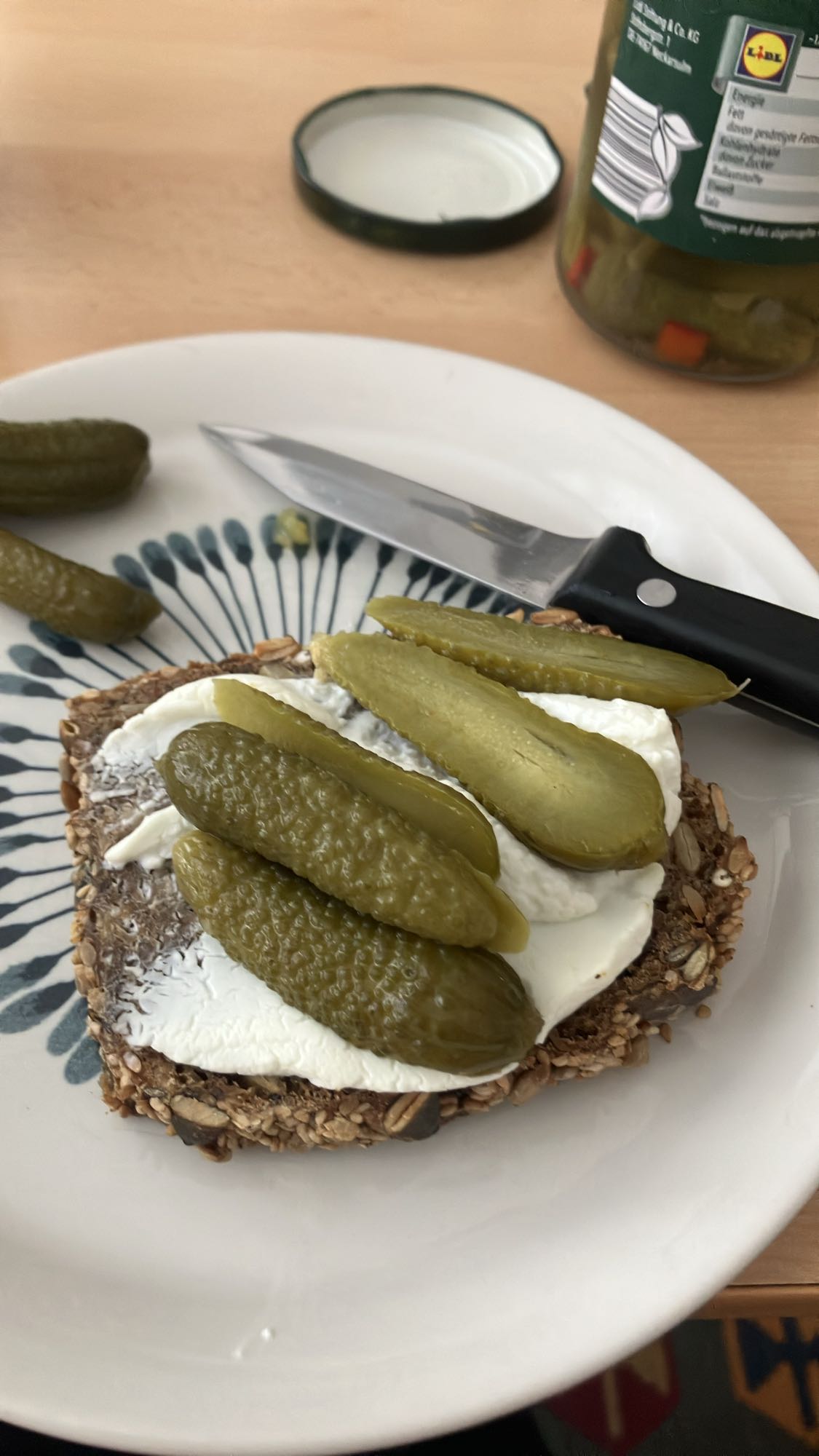 Pão com queijo e picles