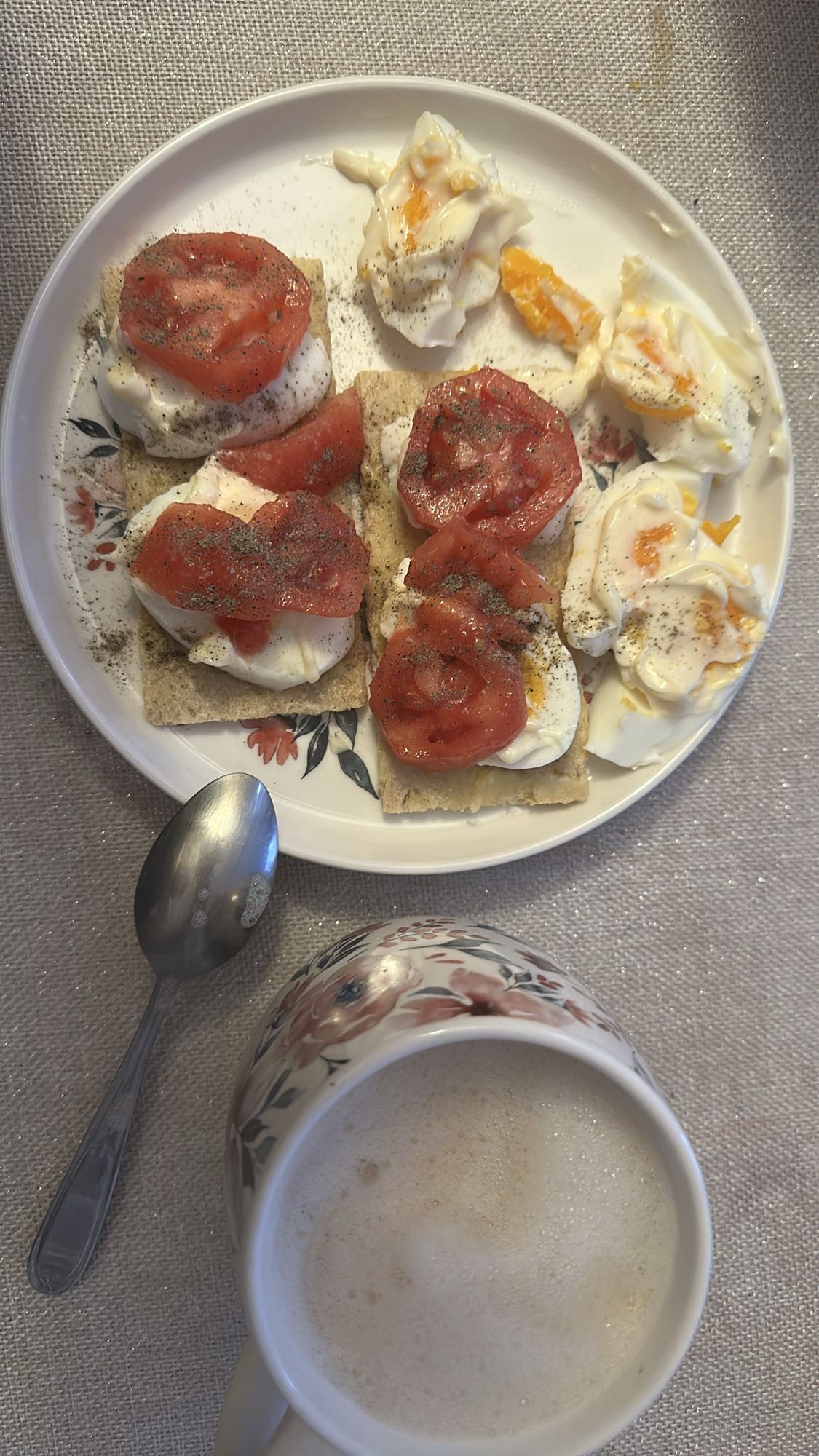 Jajka i kanapki z pomidorem