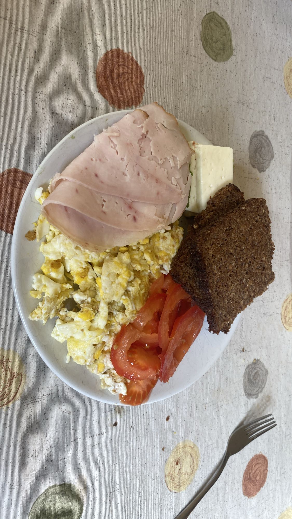 Desayuno saludable con huevo, claras, pan de centeno, queso fresco y pavo