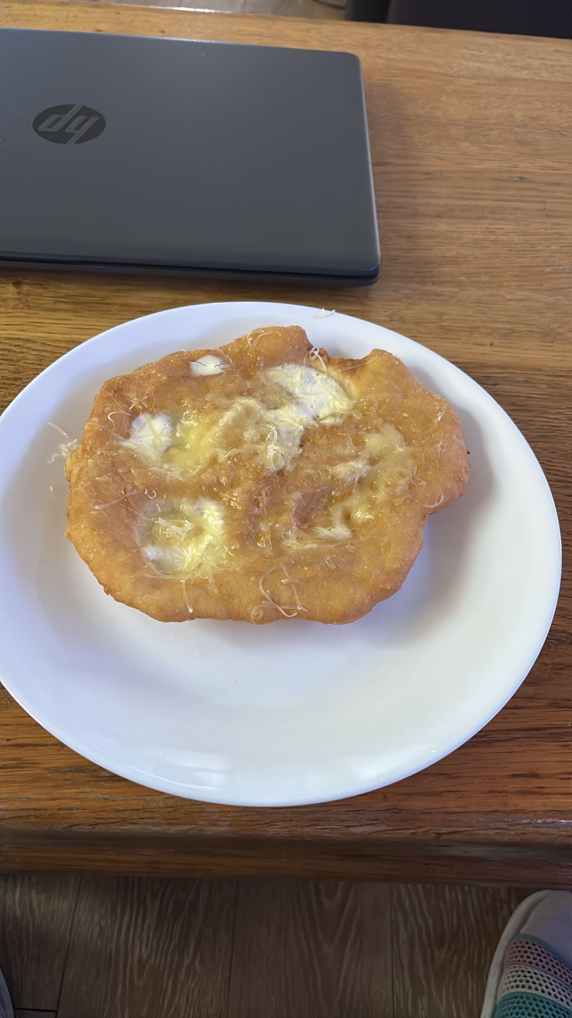 Sajtos-tejfölös lángos