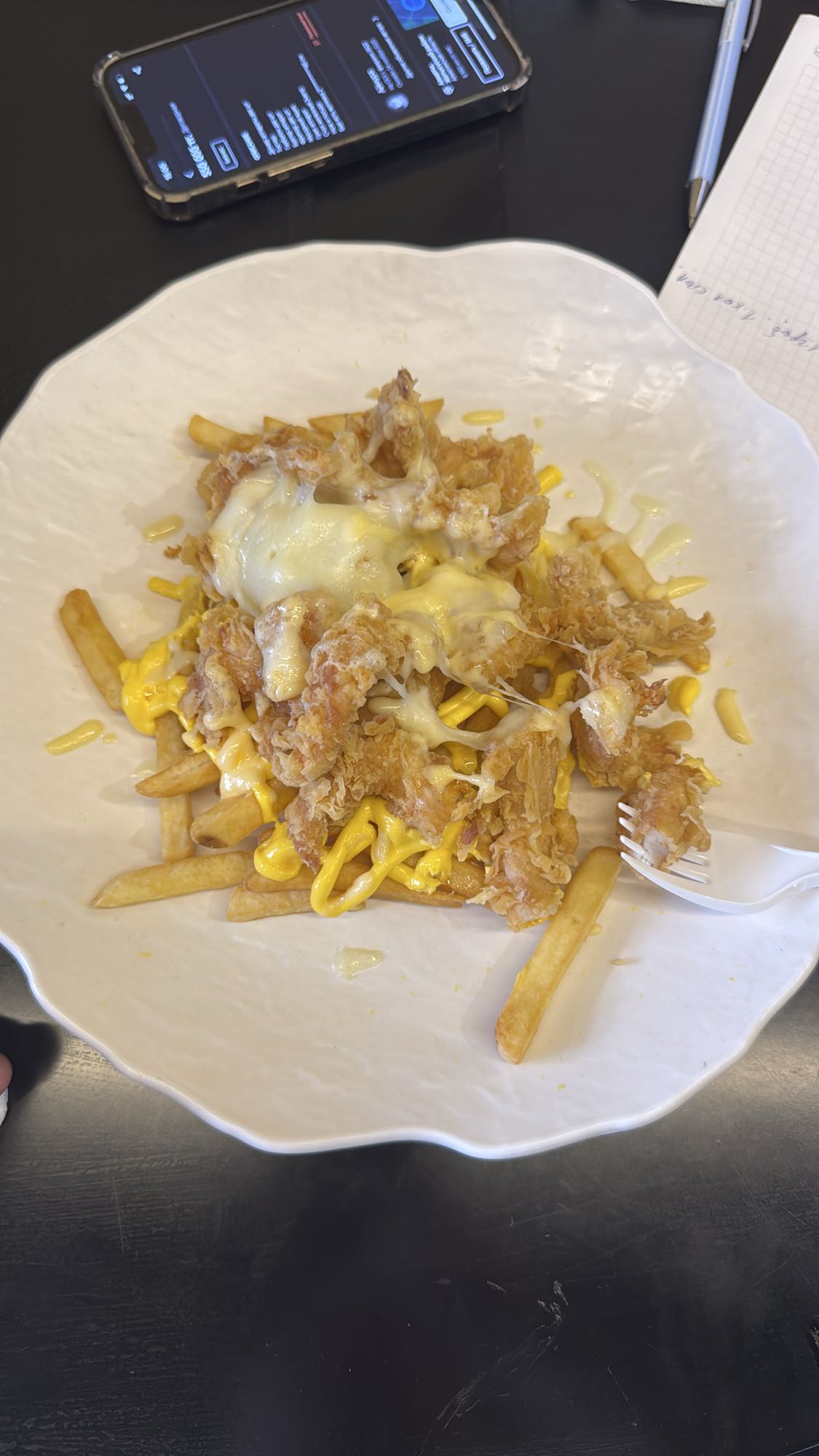 картофель фри с курицей и сыром