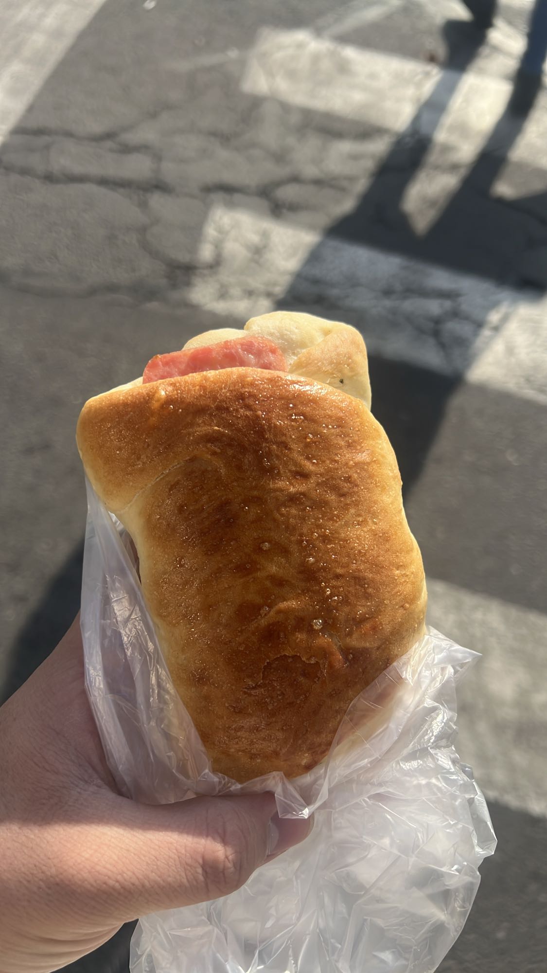 булочка с колбасой