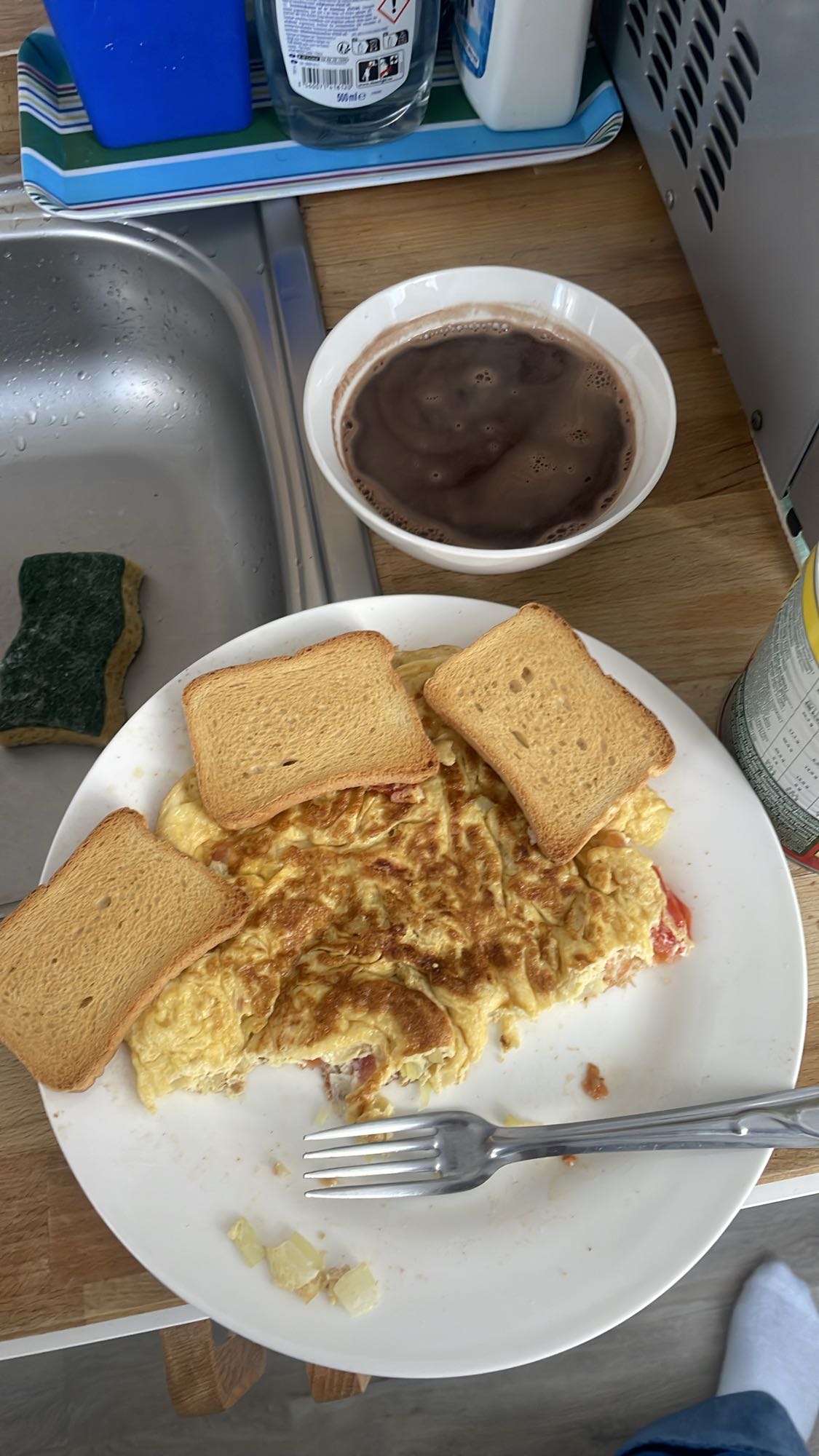 Omelette et toasts avec chocolat