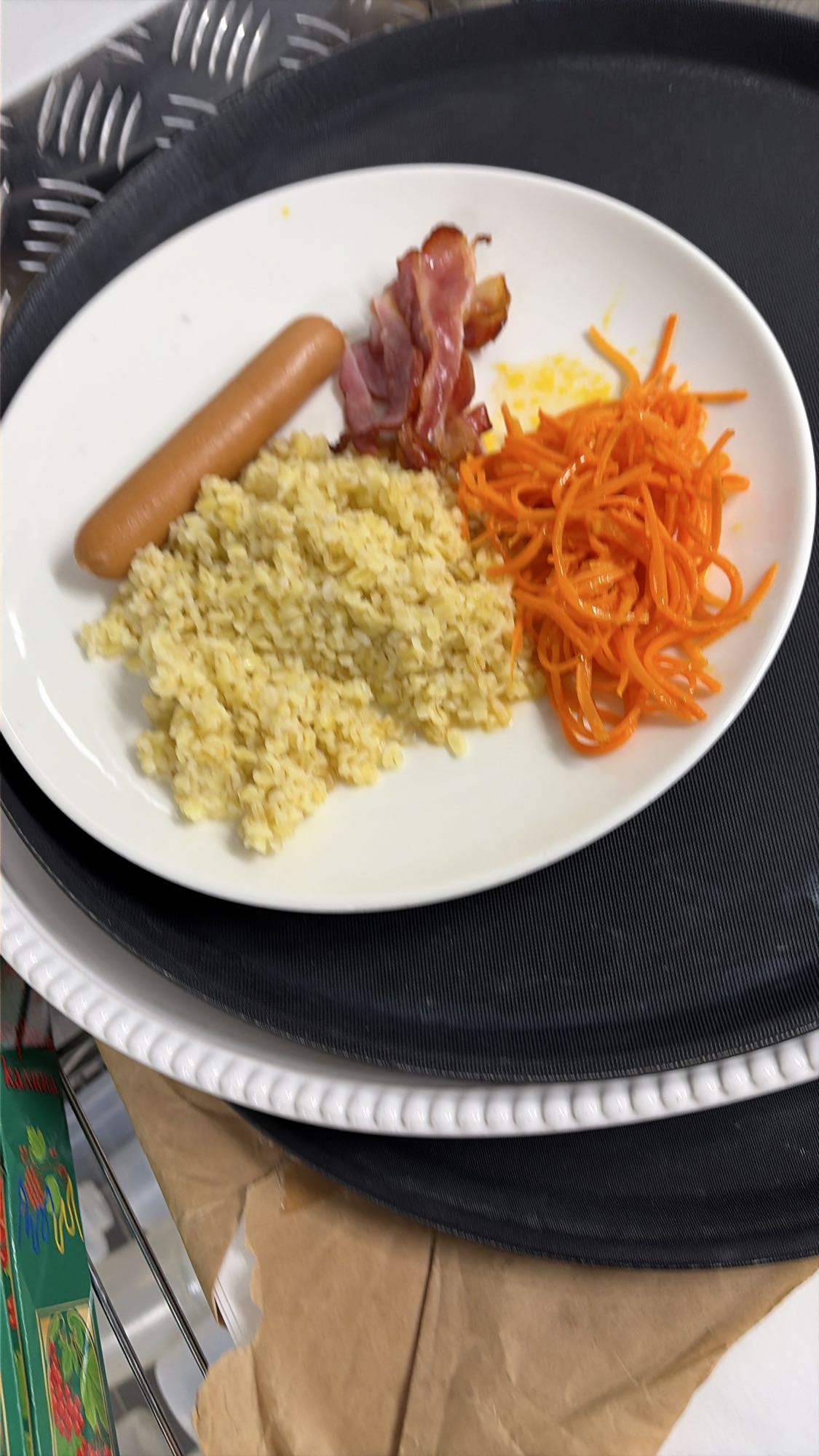 Каша с сосиской и морковью