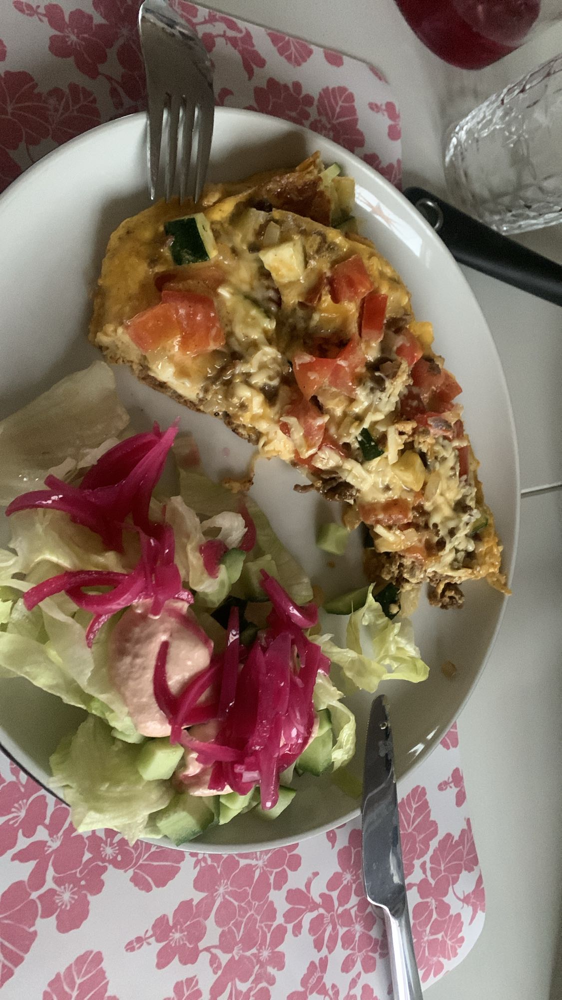 Ostfrittata med sallad