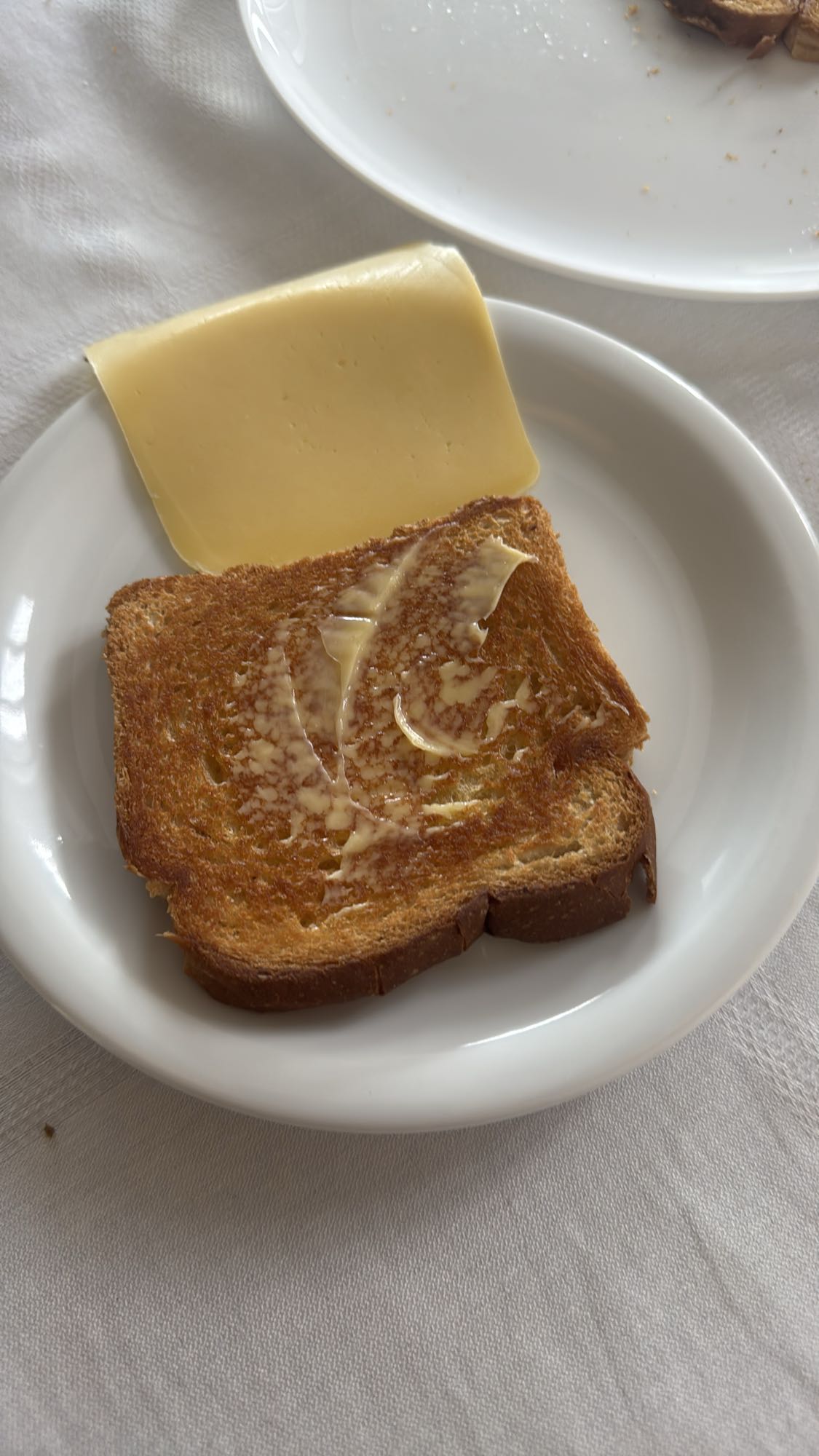 Torrada com queijo e manteiga