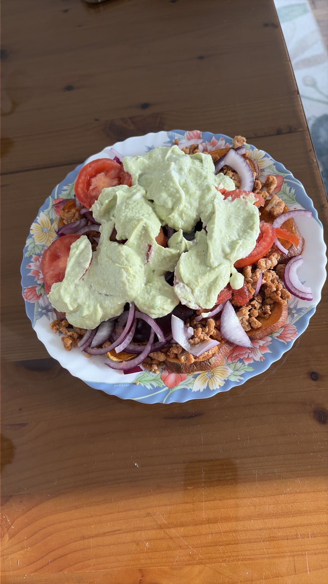 Cartof dulce cu carne de curcan și sos de avocado