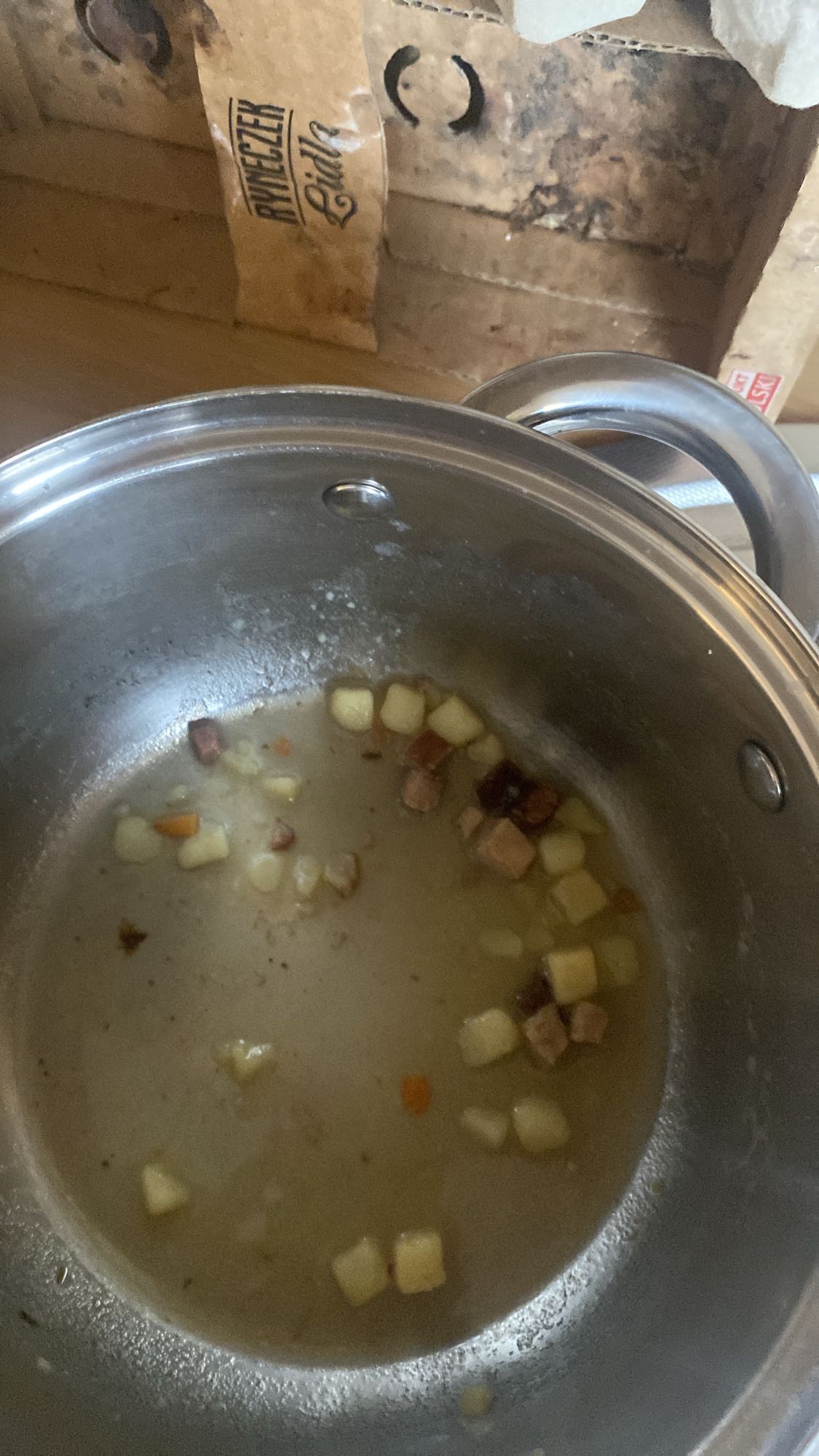 resztki zupy ziemniaczanej