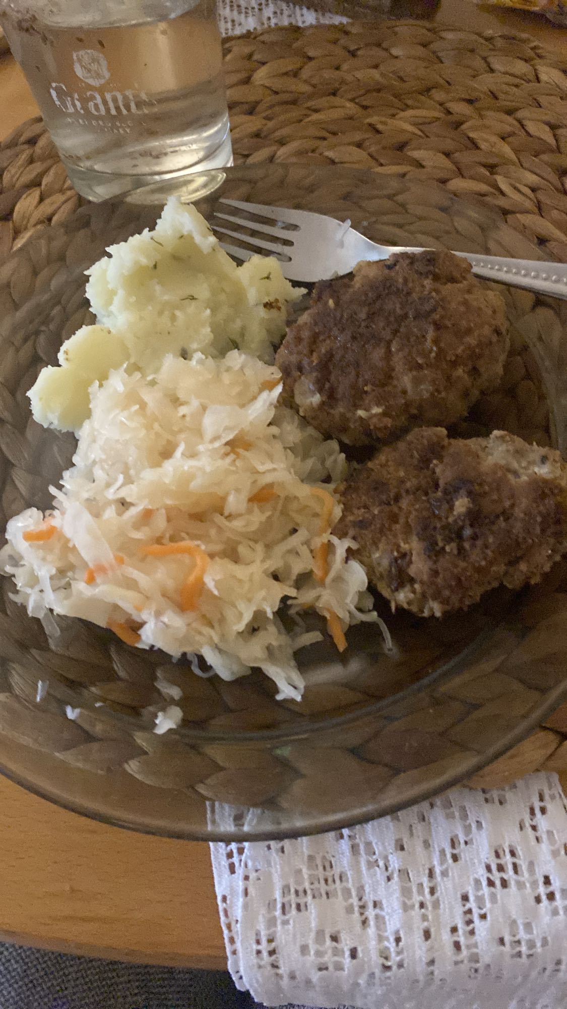 Kotlety z ziemniakami i surówką