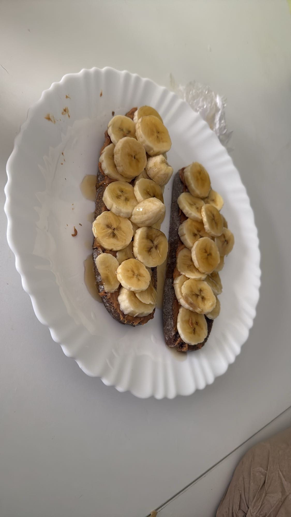 Tostadas de plátano y crema de cacahuate