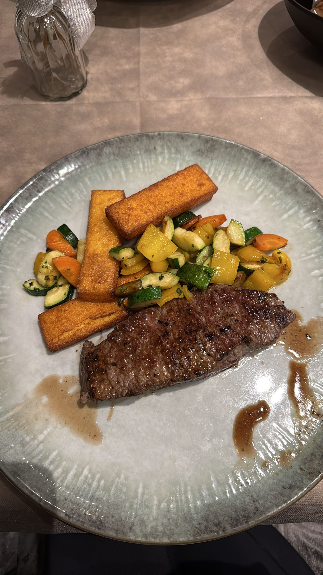 Friptură cu legume și bastonașe