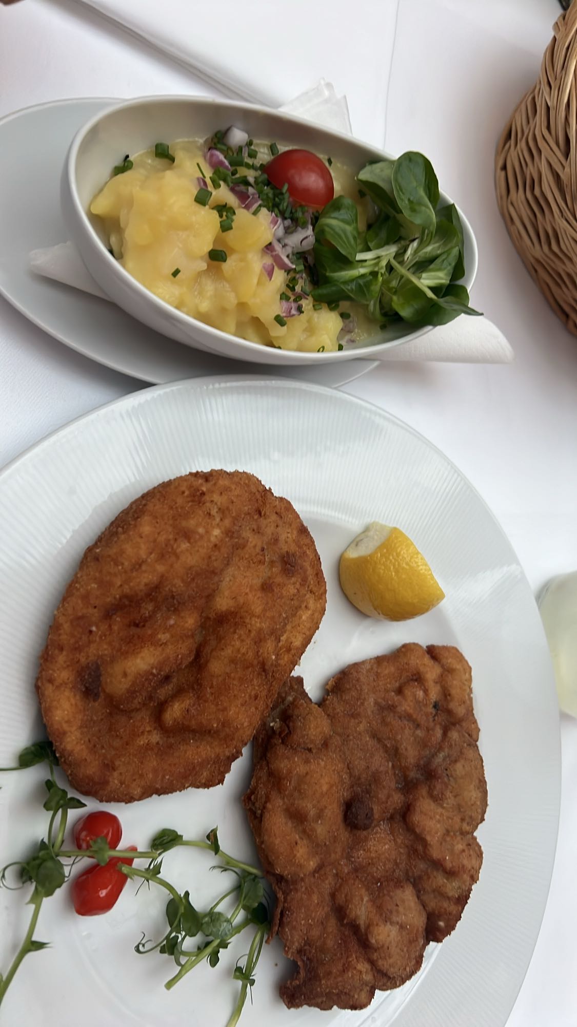 Smażony kotlet z sałatką