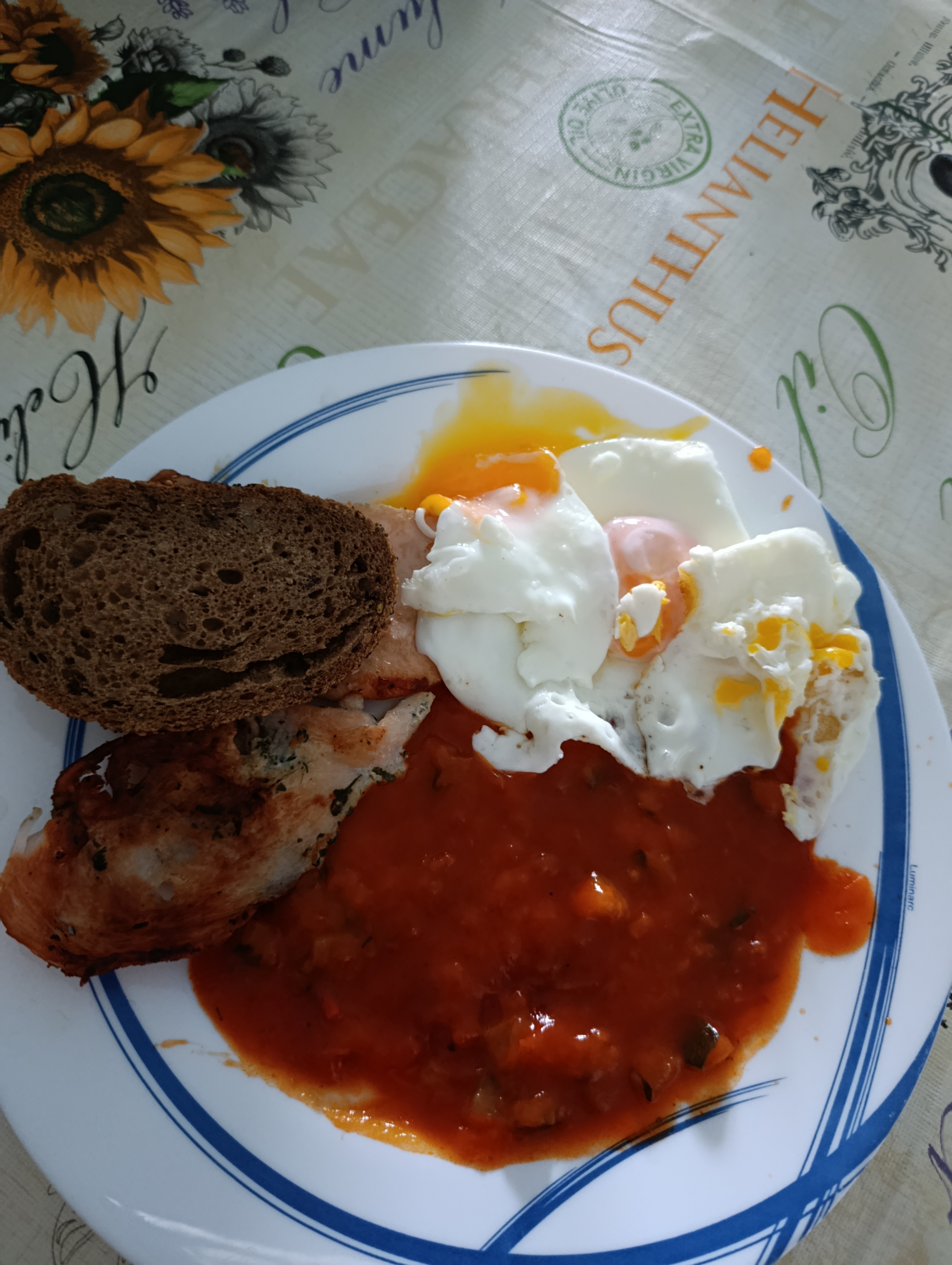 Pollo, huevos y salsa roja