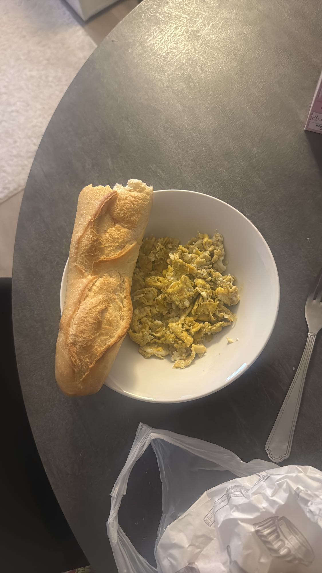 Oeufs brouillés et baguette