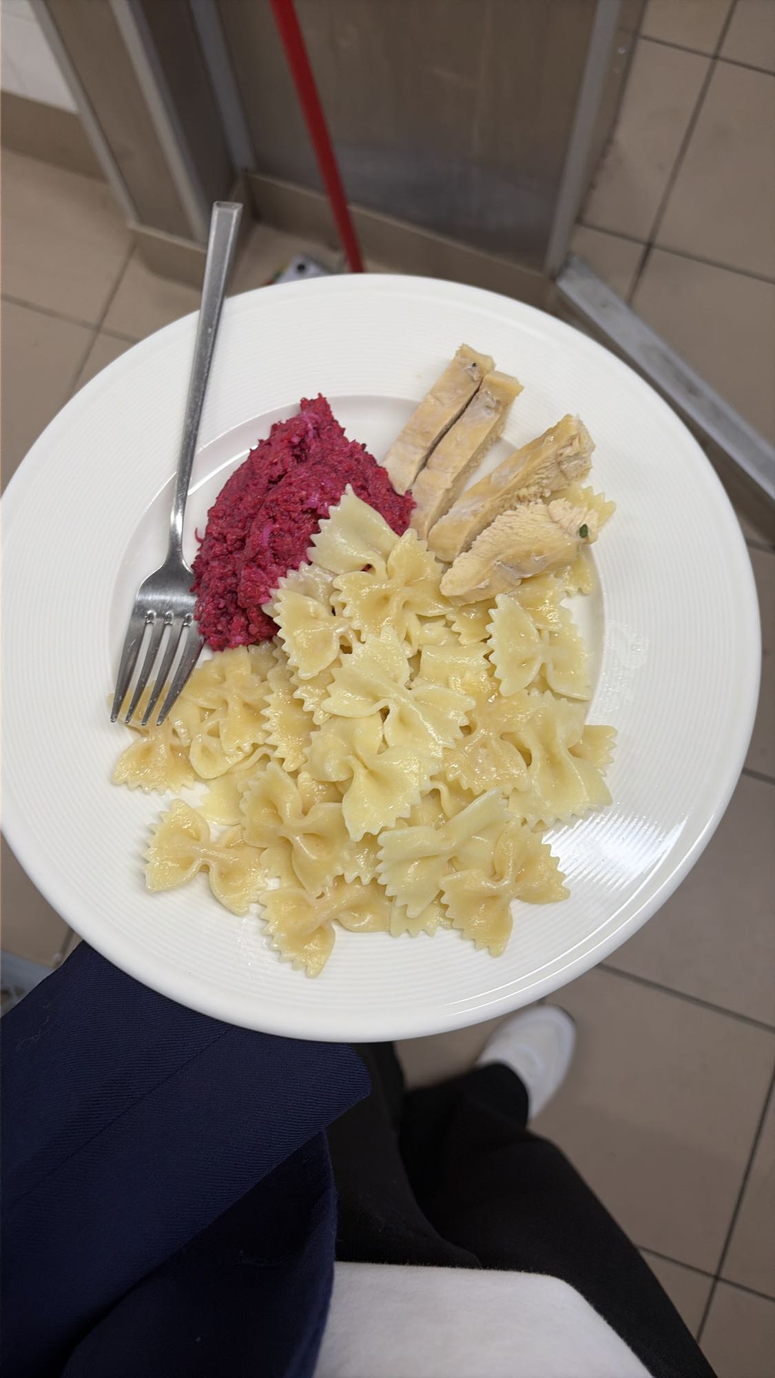 макароны с курицей и свеклой