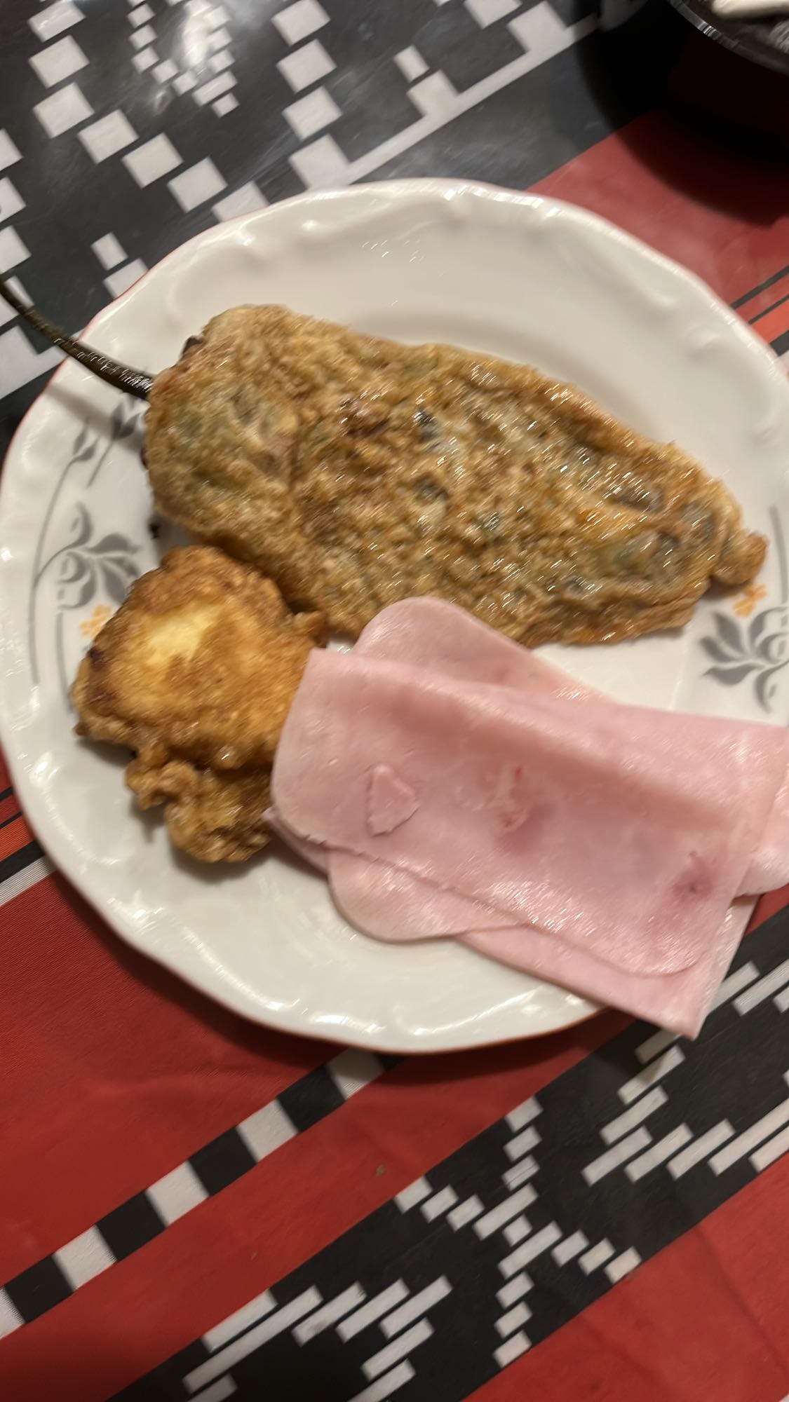 Пълнена чушка с шунка и яйце