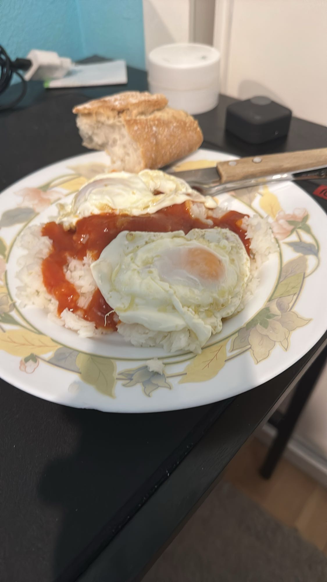 arroz con huevo y salsa