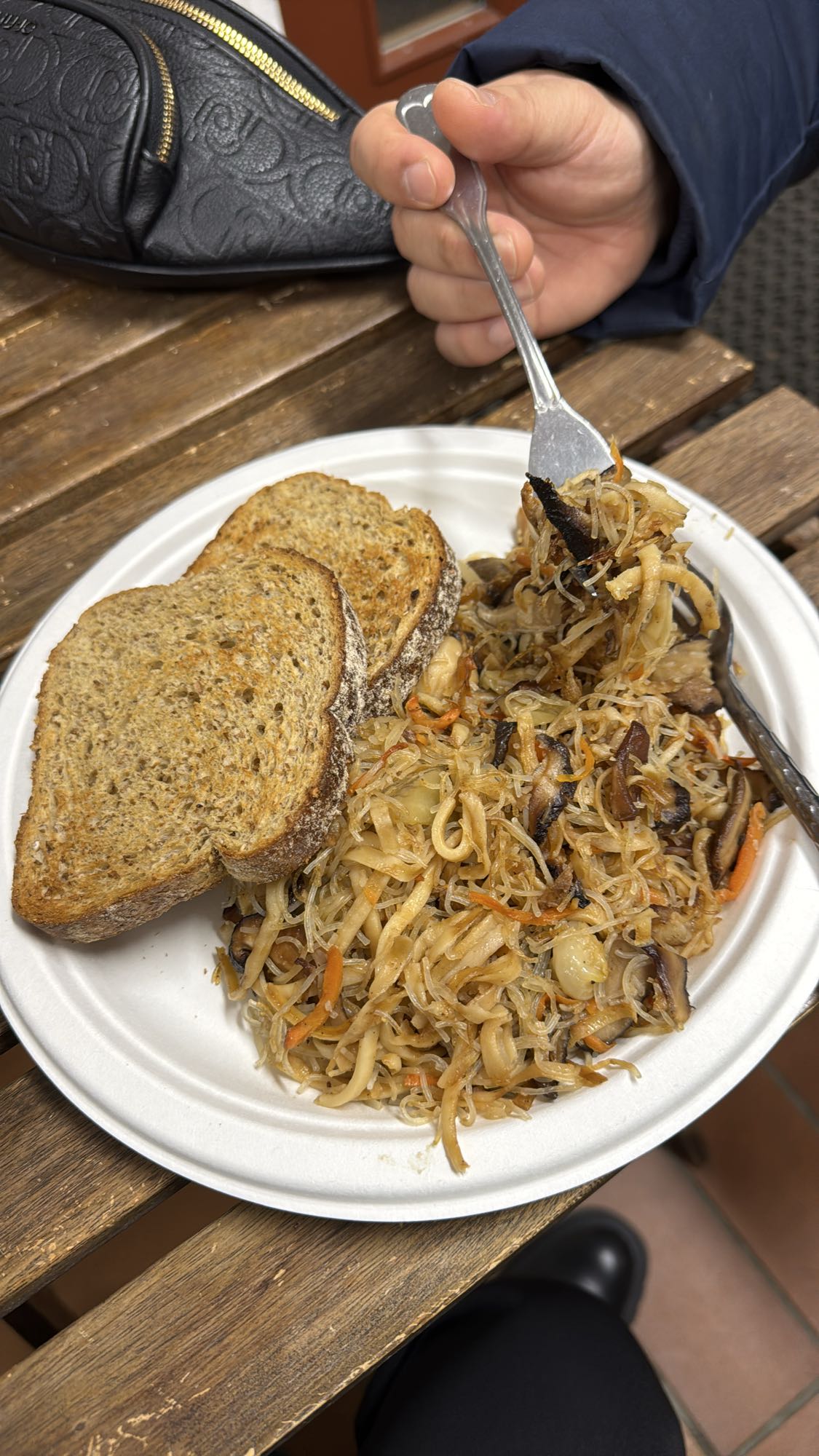 Glasnudlar med grönsaker & bröd