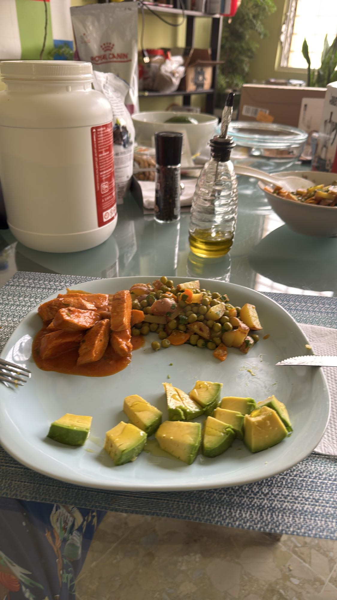 Pollo con verduras y aguacate