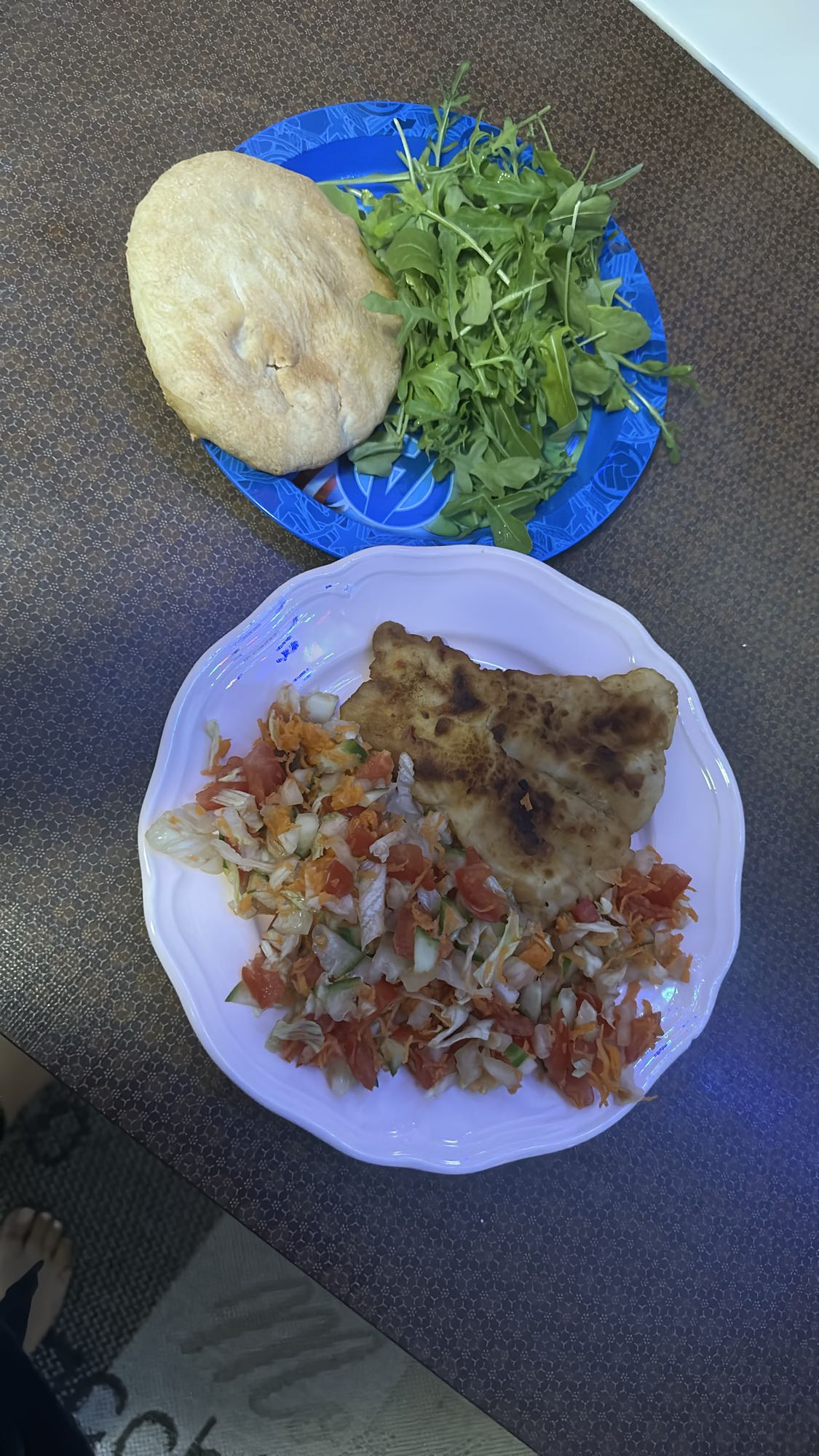 Gemüsefladen mit Salat