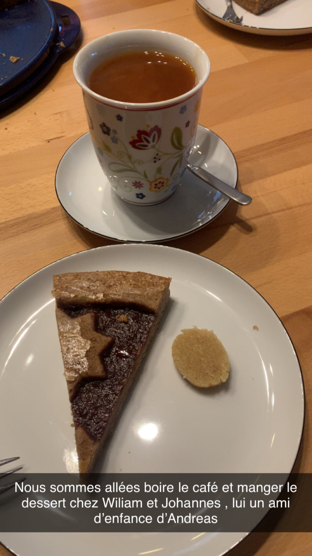Tarte à la confiture et café
